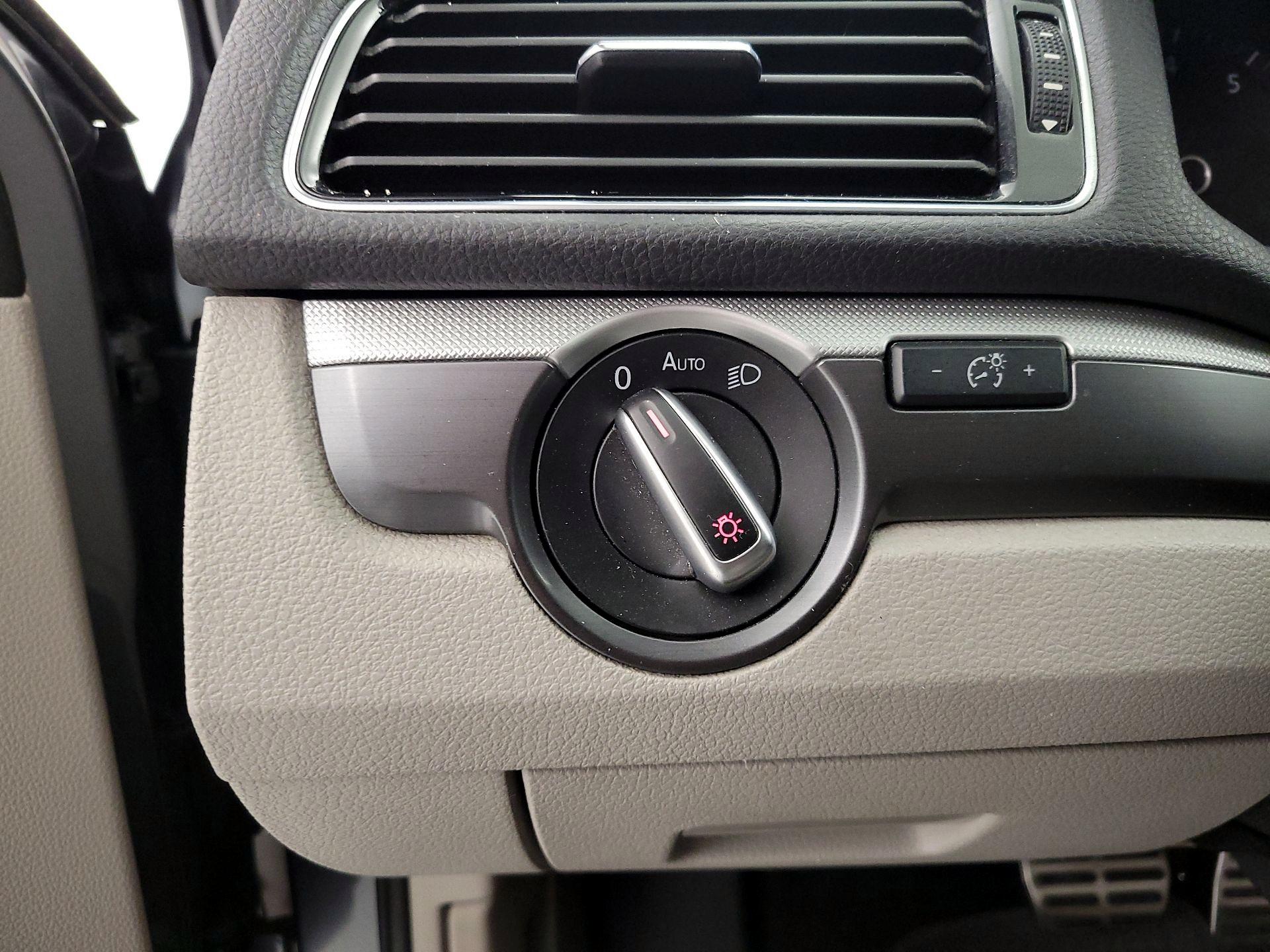 Thumbnail: 2017 Volkswagen Passat - 13