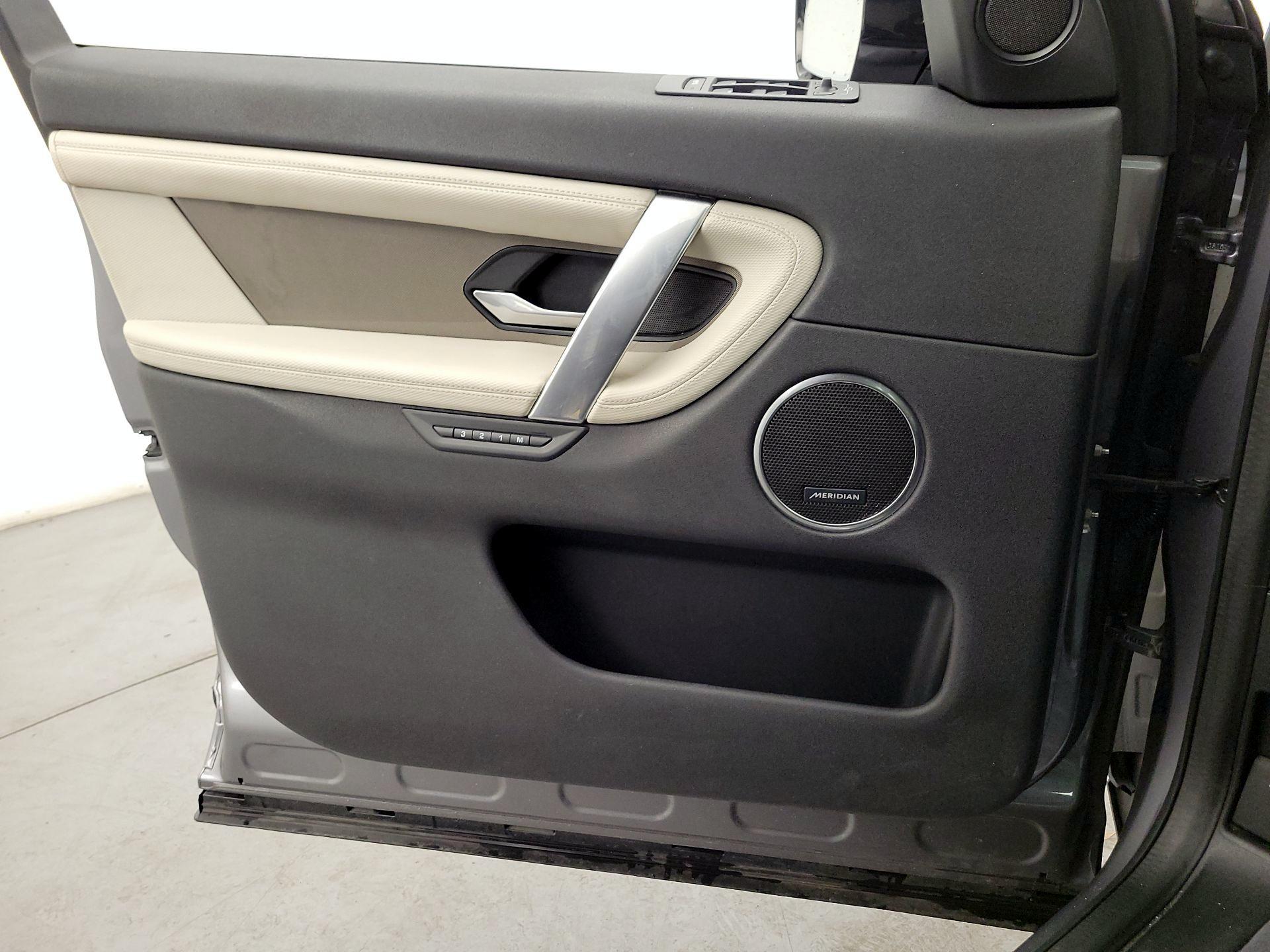 Thumbnail: 2020 Land Rover Discovery Sport - 12