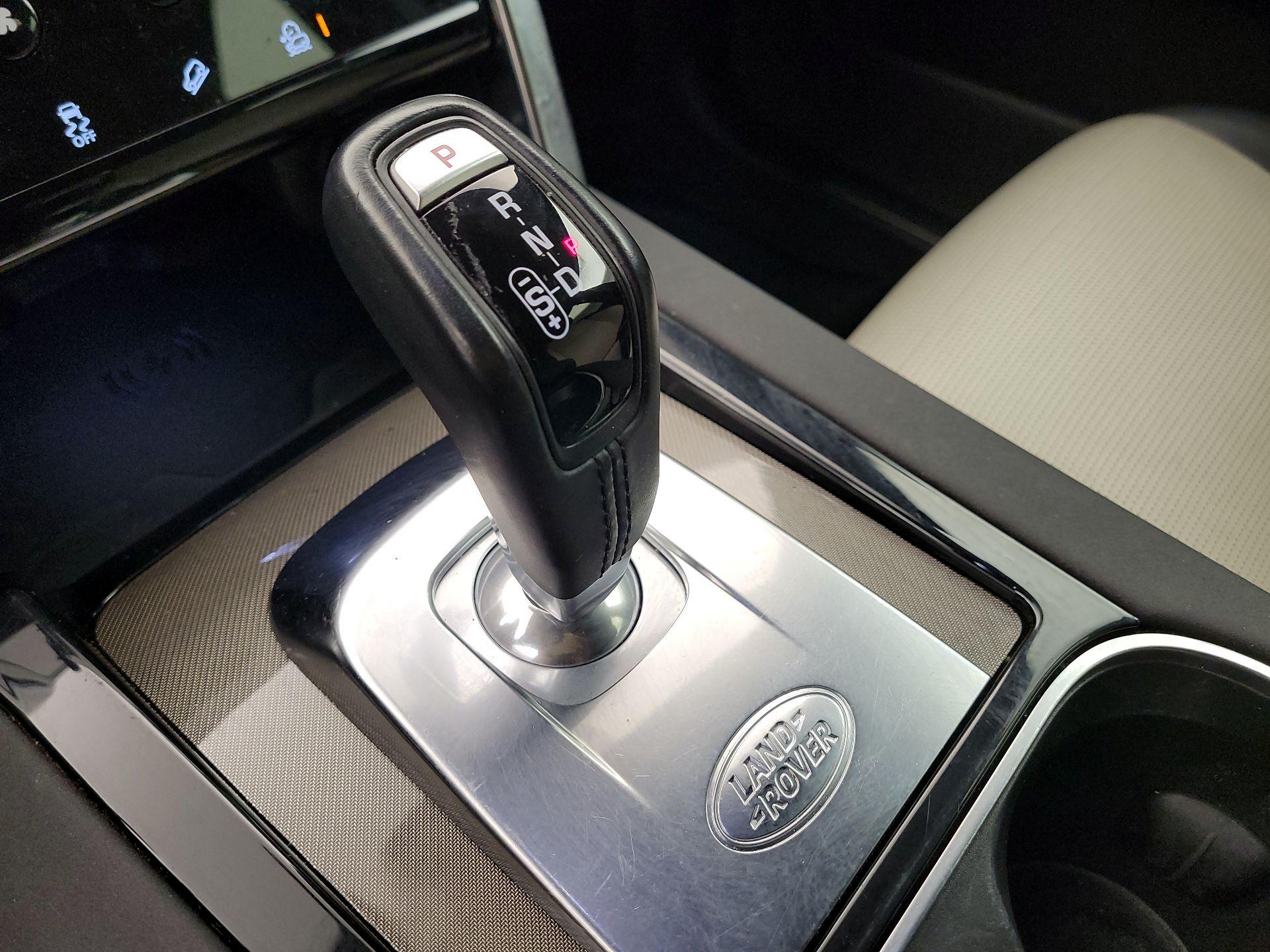 Thumbnail: 2020 Land Rover Discovery Sport - 15