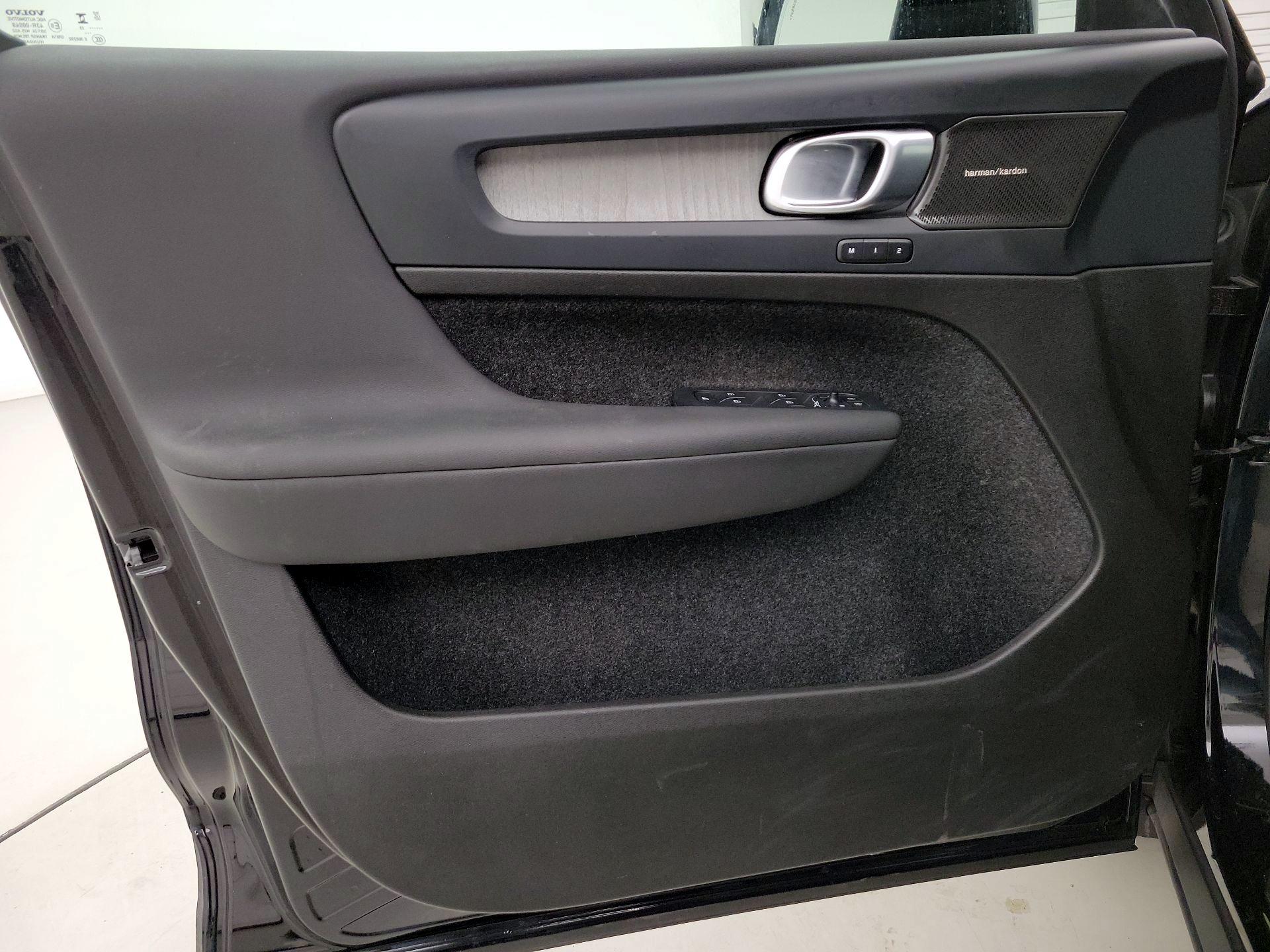 Thumbnail: 2023 Volvo XC40 - 12