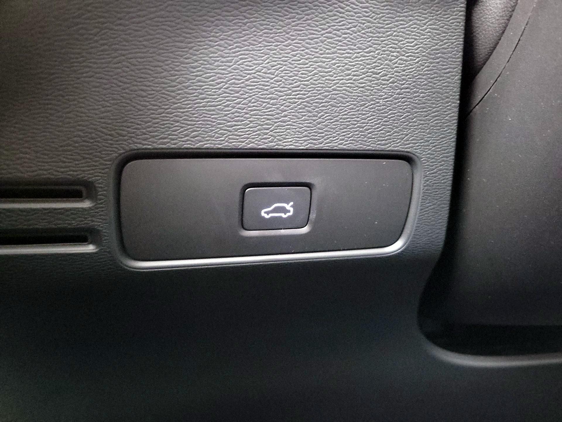 Thumbnail: 2023 Volvo XC40 - 13