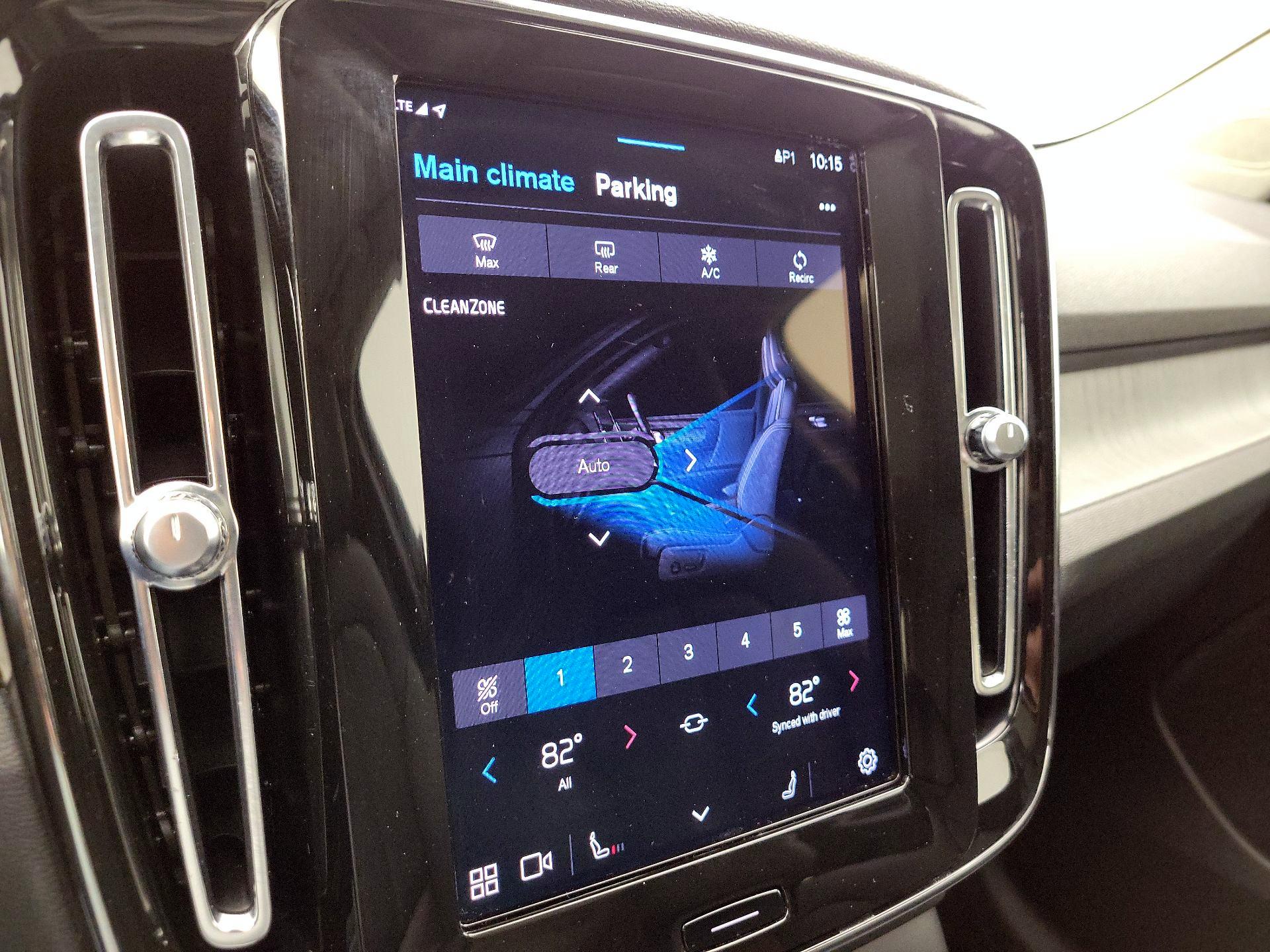 Thumbnail: 2023 Volvo XC40 - 17