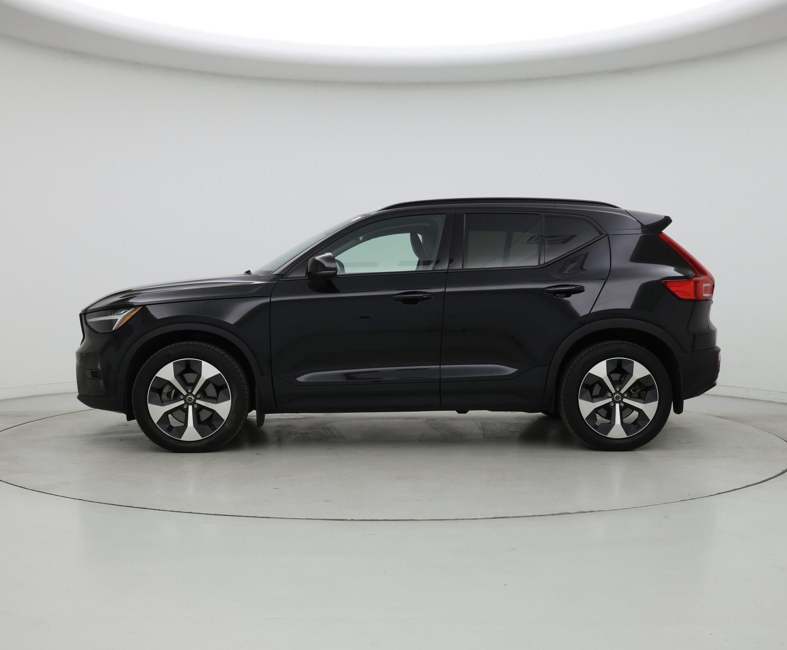Thumbnail: 2023 Volvo XC40 - 3