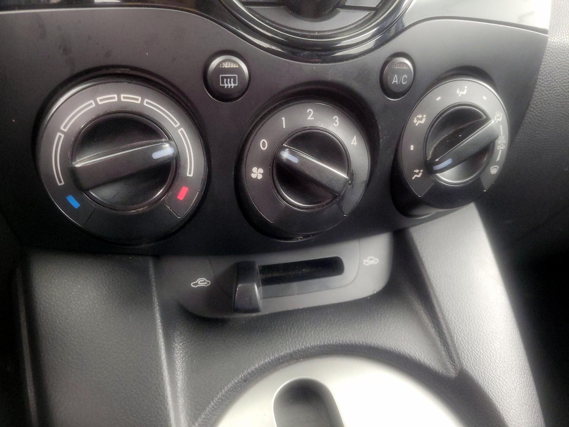 Thumbnail: 2014 Mazda Mazda2 - 15