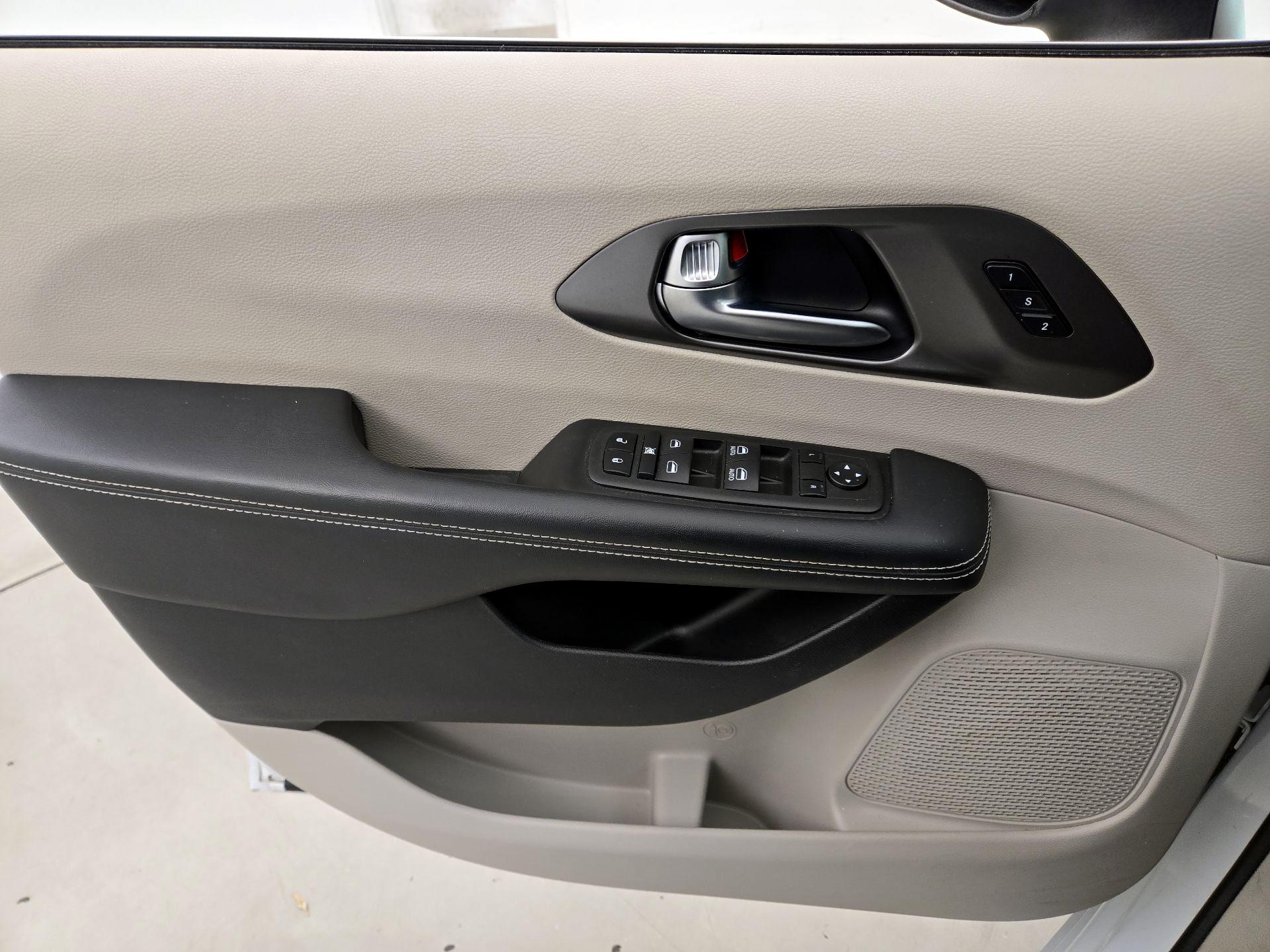 Thumbnail: 2023 Chrysler Pacifica - 12