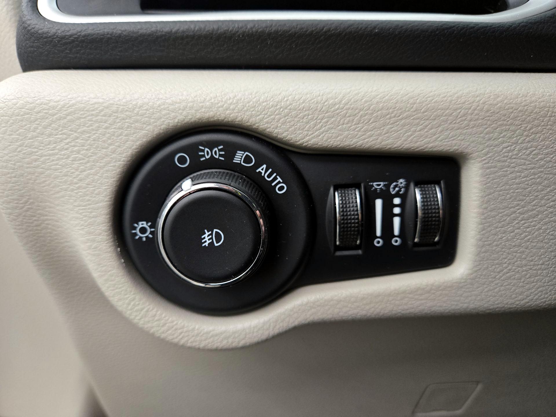 Thumbnail: 2023 Chrysler Pacifica - 13