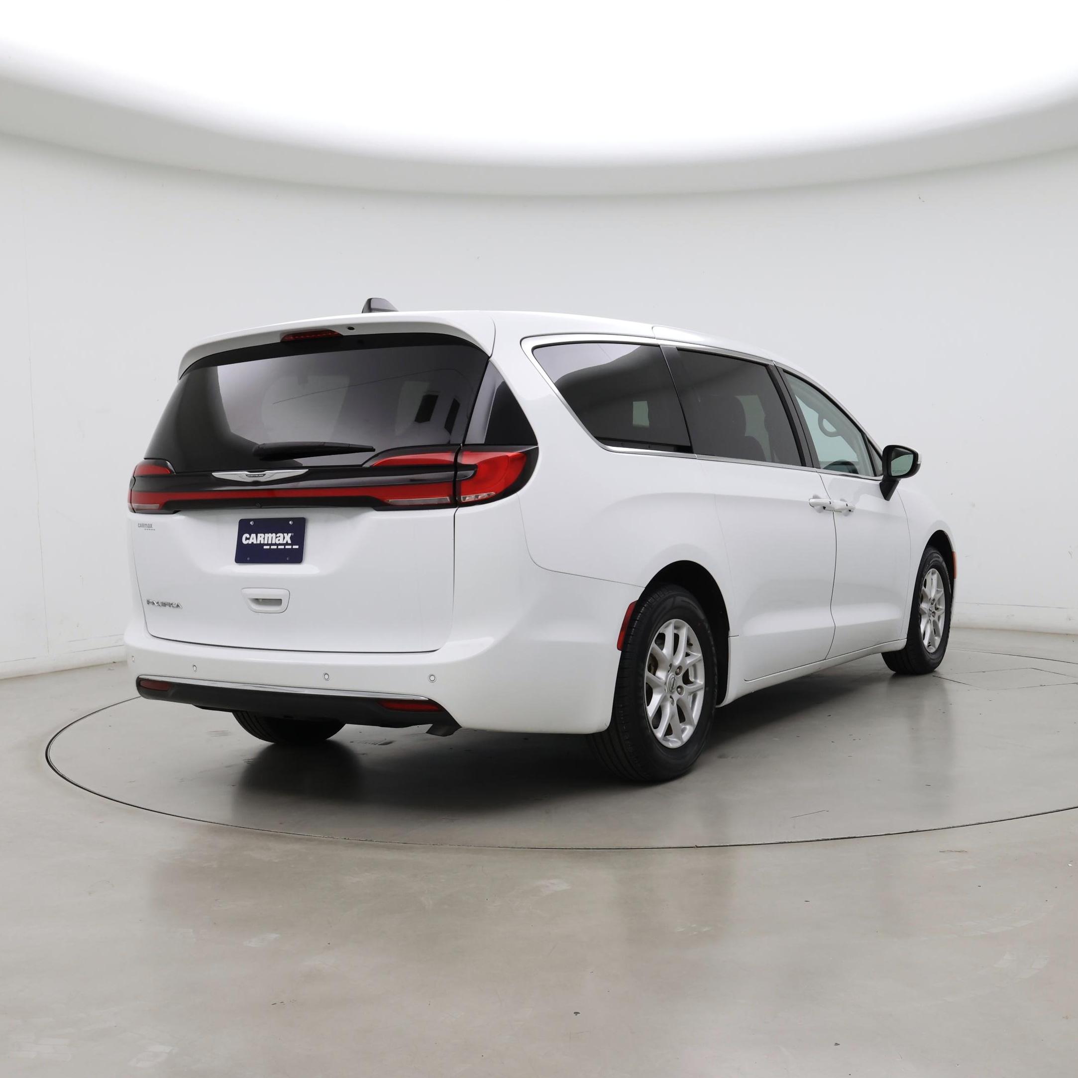 Thumbnail: 2023 Chrysler Pacifica - 8