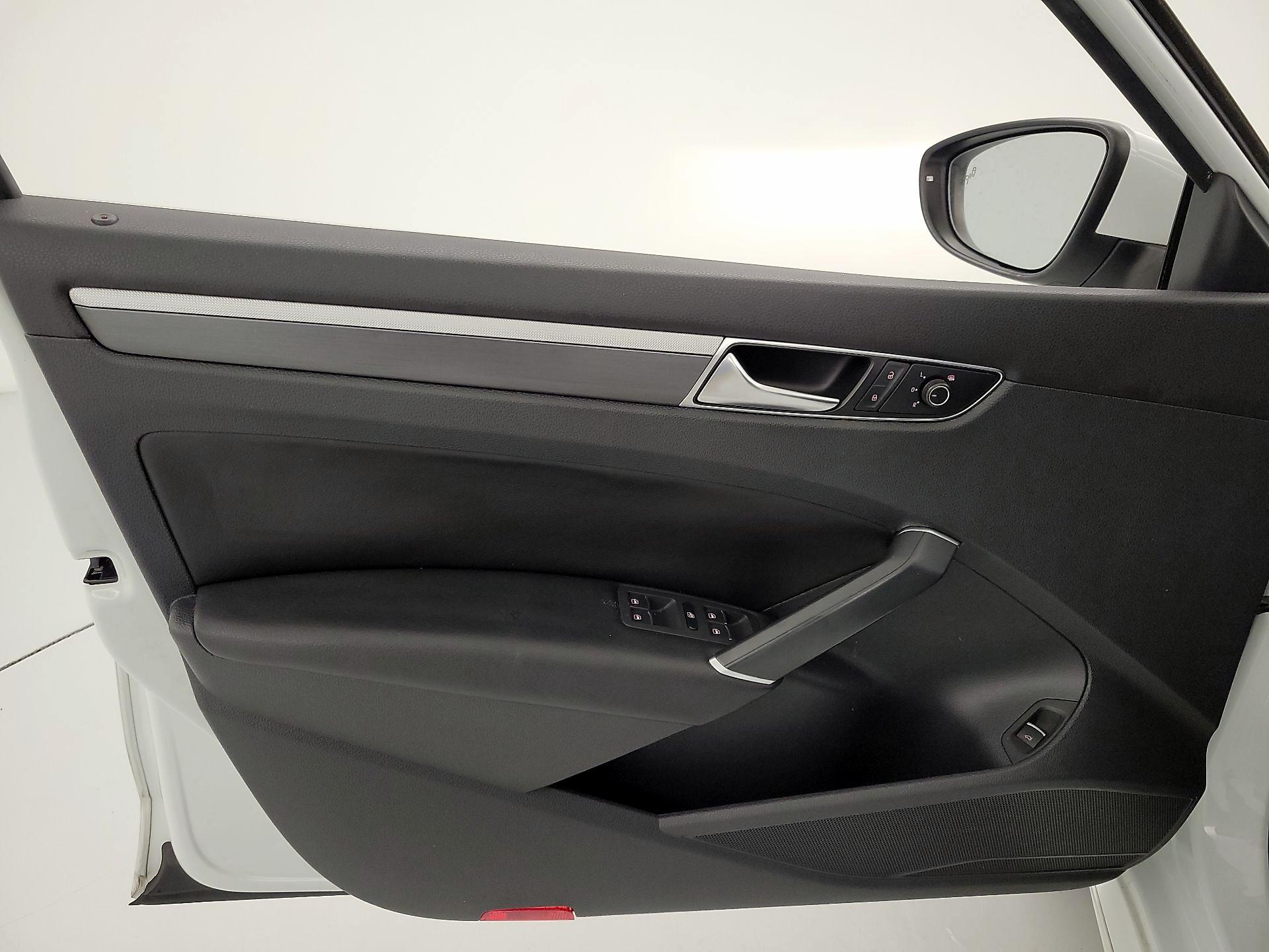 Thumbnail: 2017 Volkswagen Passat - 12