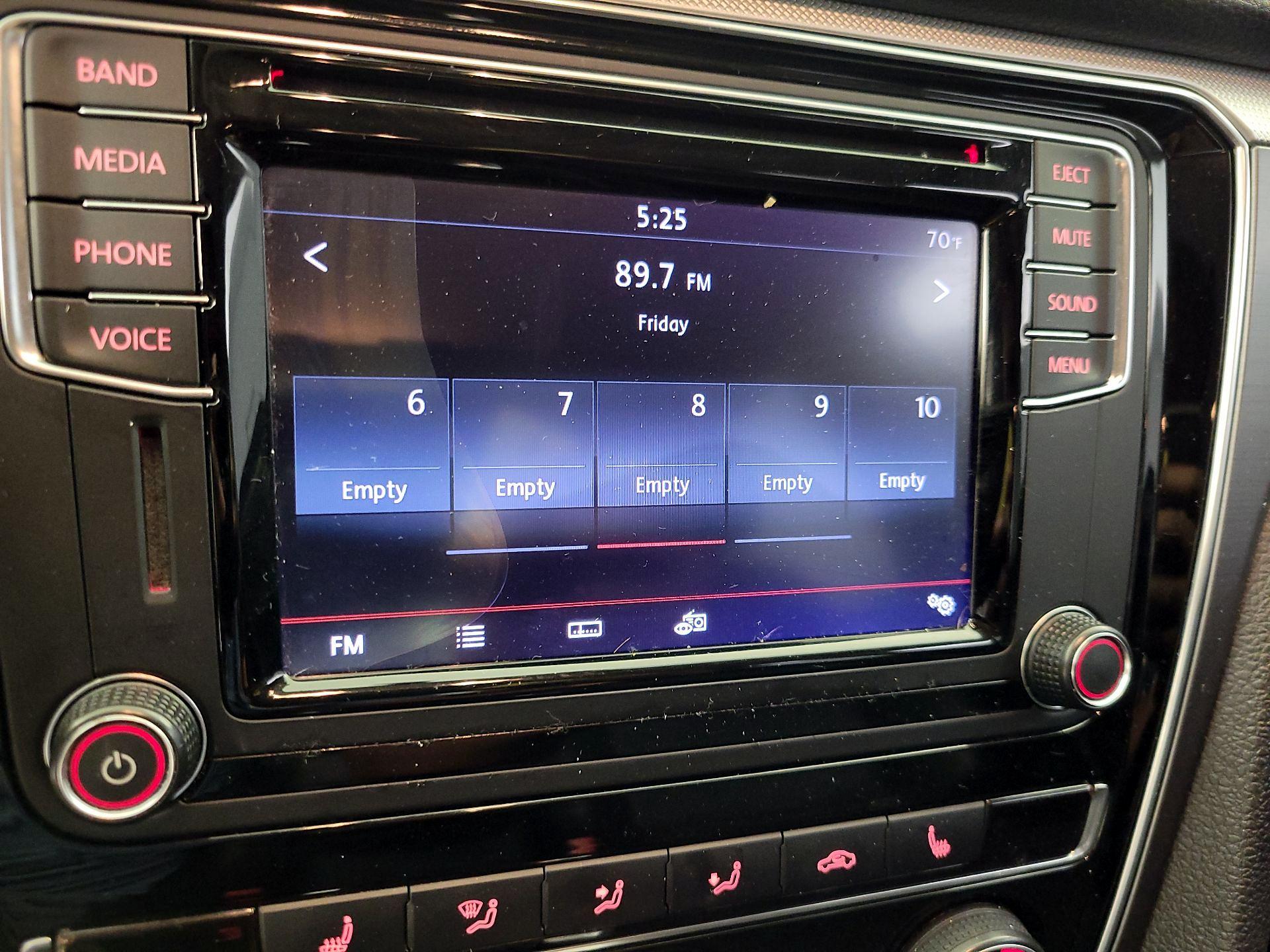 Thumbnail: 2017 Volkswagen Passat - 15