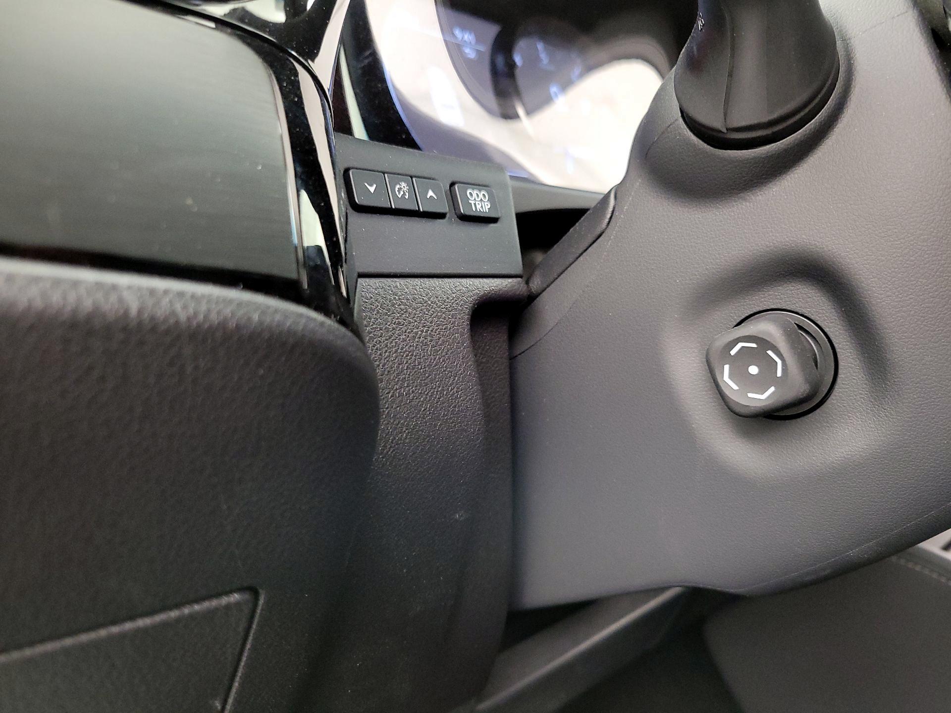 Thumbnail: 2022 Lexus ES - 13