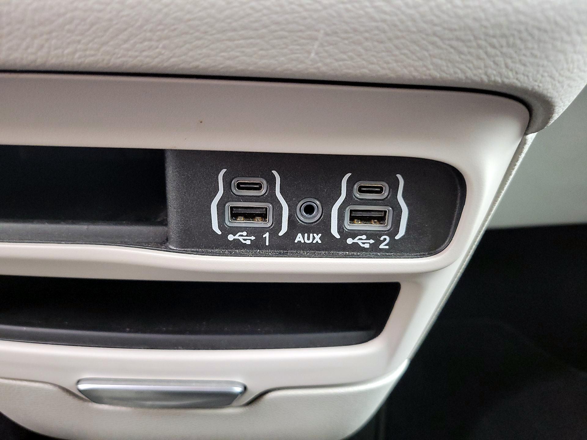 Thumbnail: 2024 Chrysler Pacifica - 18