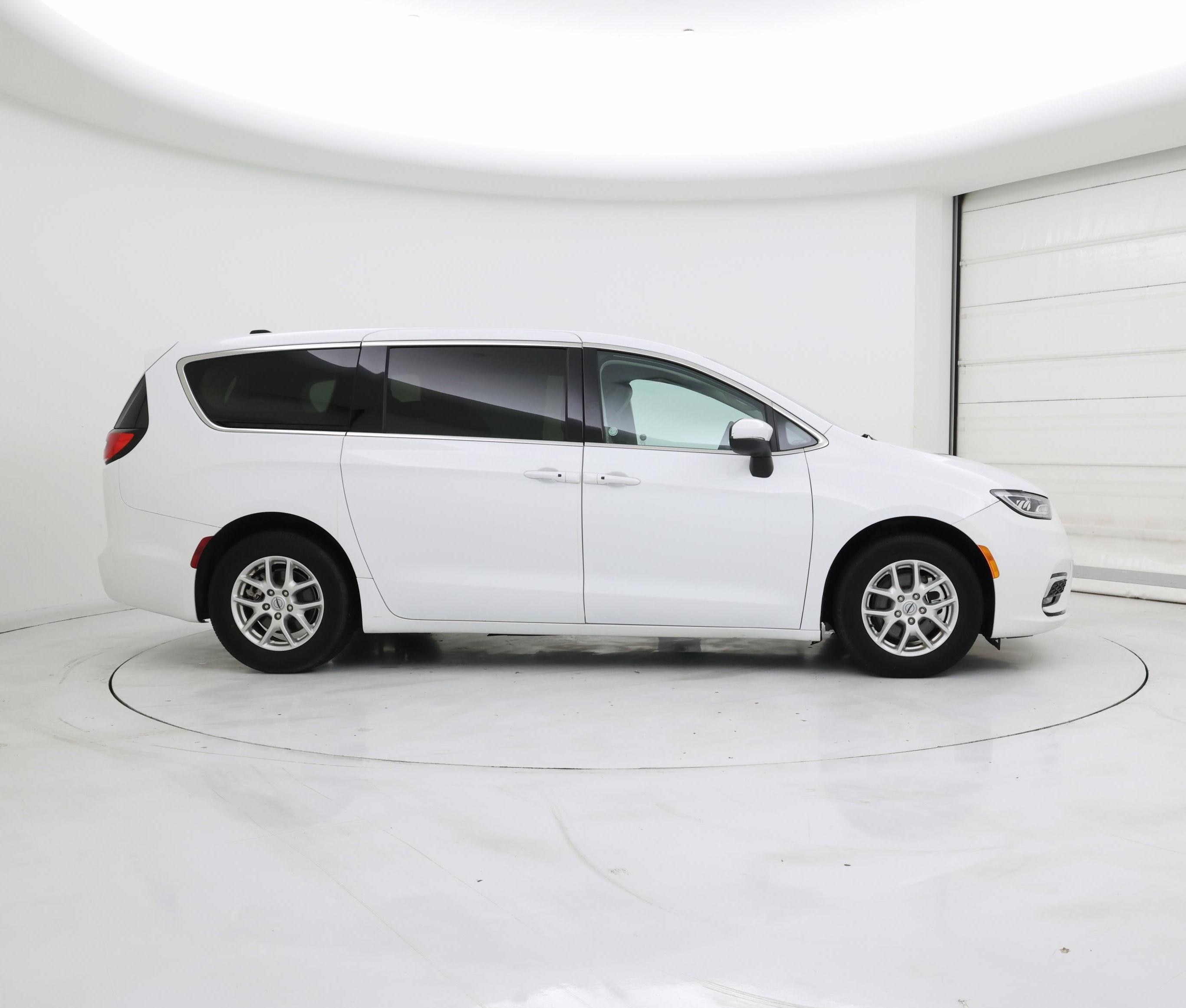 Thumbnail: 2023 Chrysler Pacifica - 7