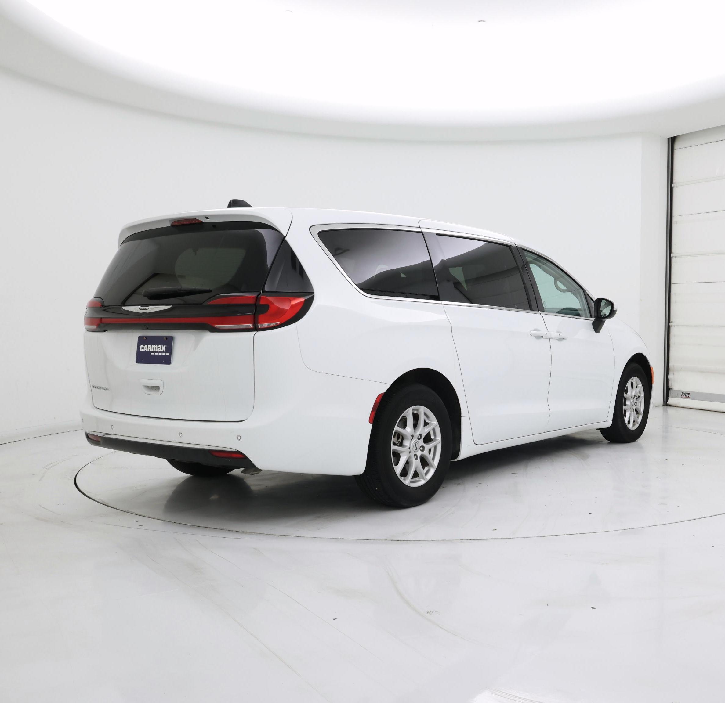 Thumbnail: 2023 Chrysler Pacifica - 8