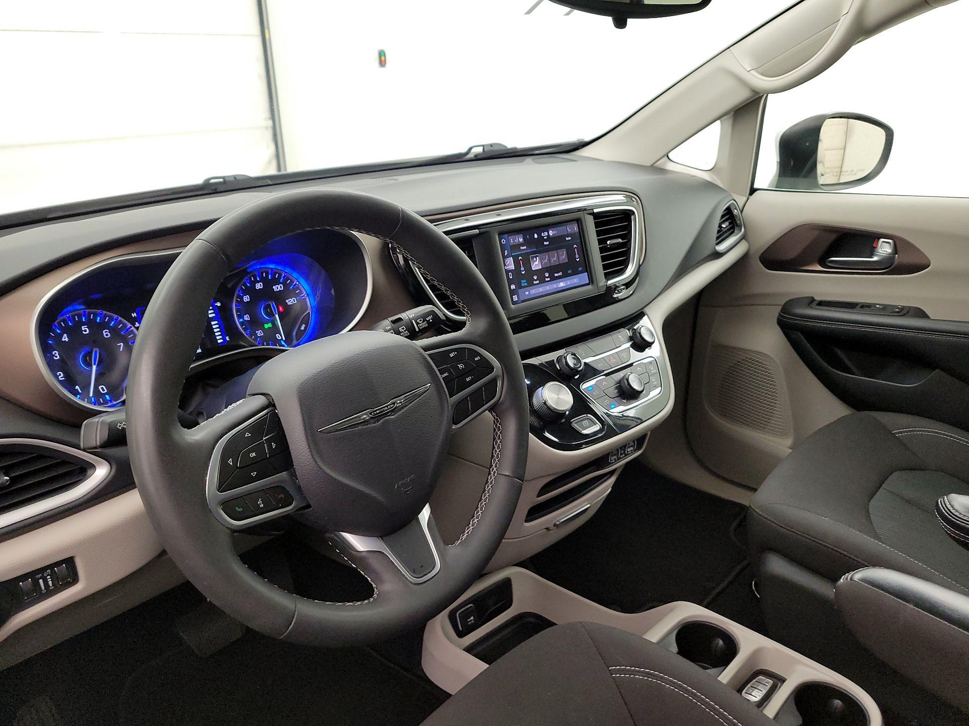 Thumbnail: 2023 Chrysler Voyager - 9