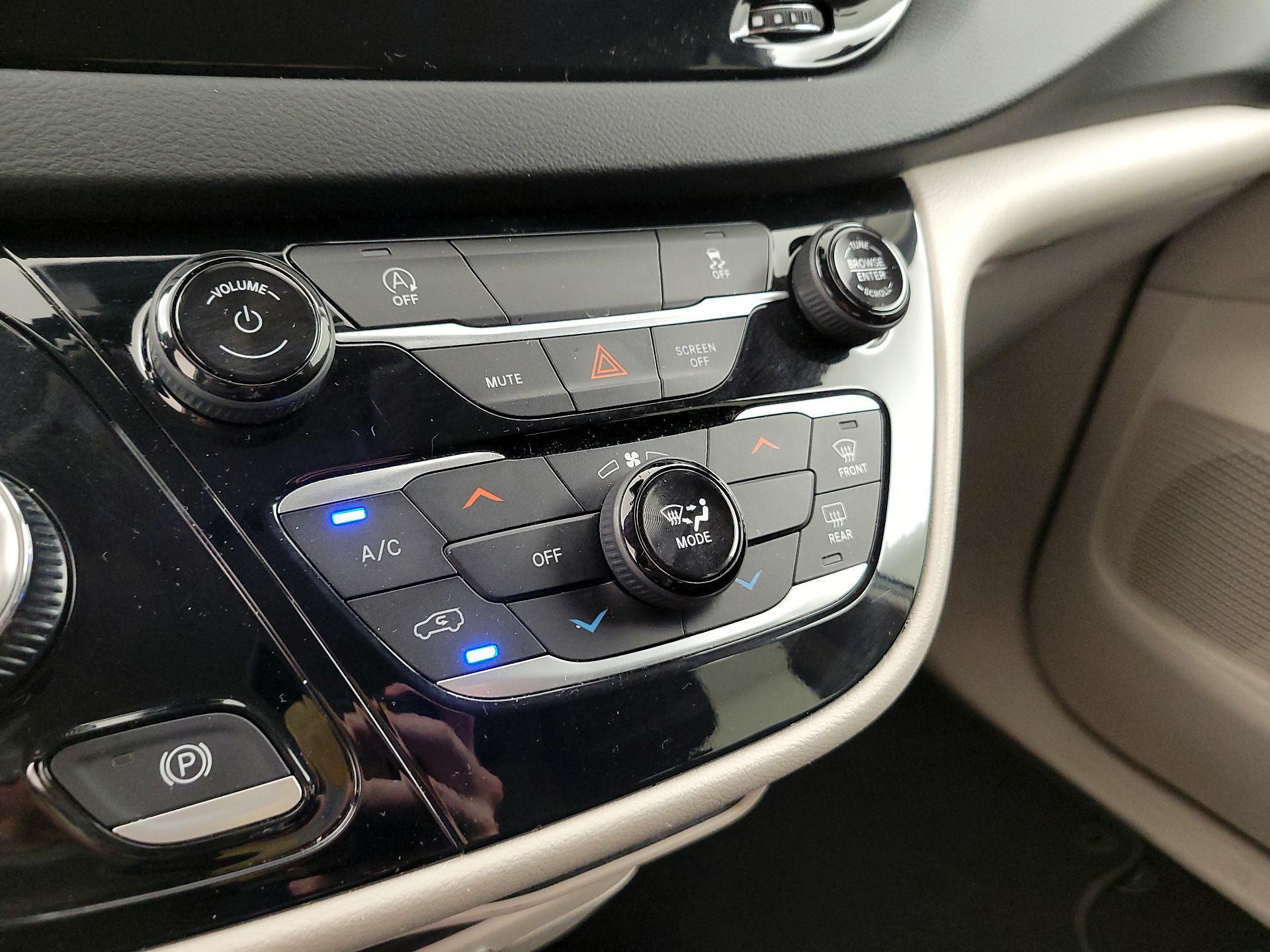 Thumbnail: 2023 Chrysler Voyager - 16