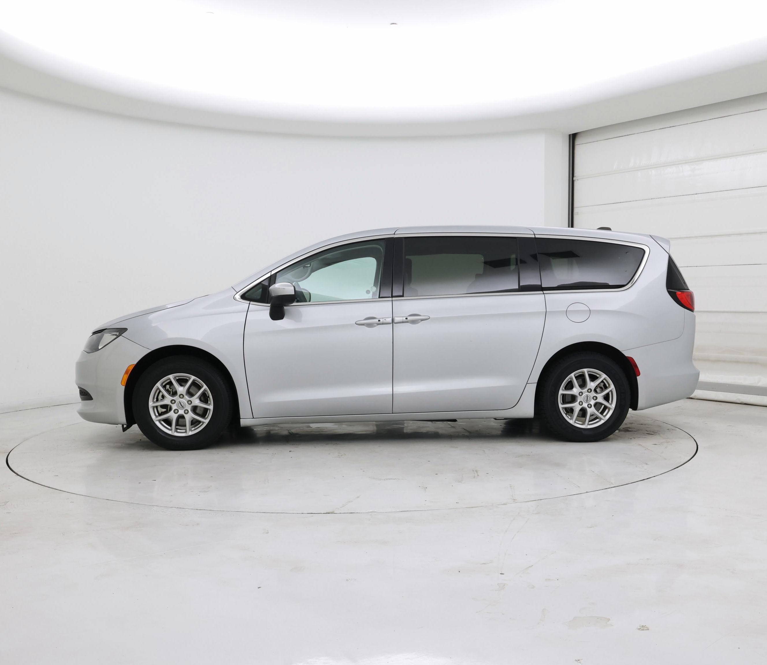 Thumbnail: 2023 Chrysler Voyager - 3