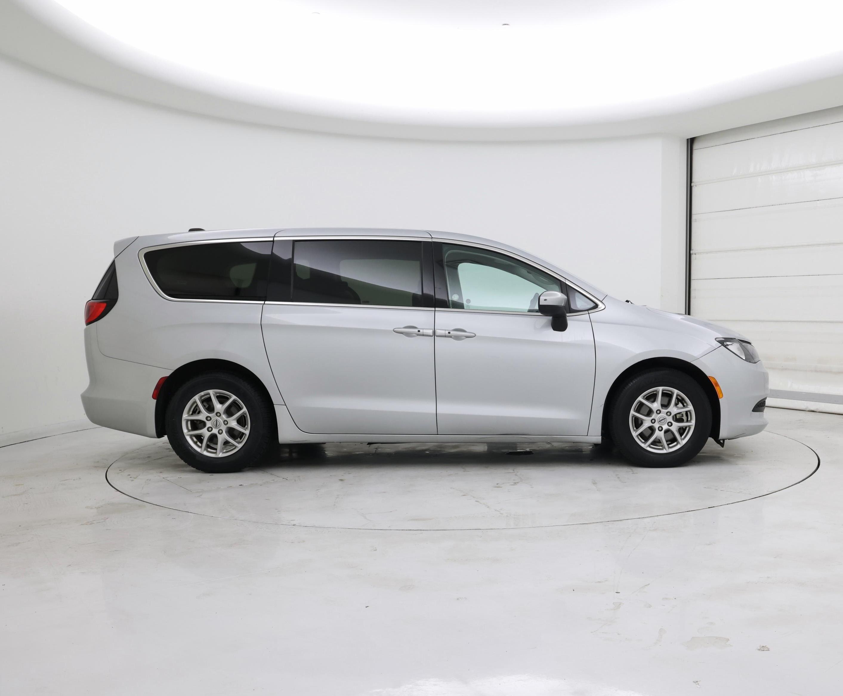 Thumbnail: 2023 Chrysler Voyager - 7