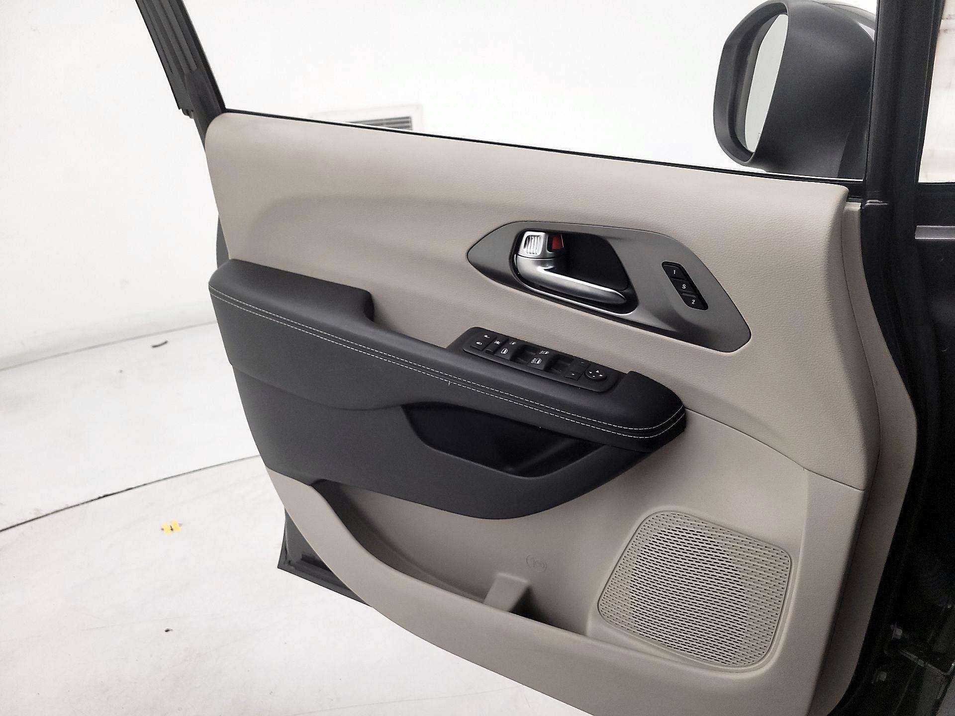 Thumbnail: 2023 Chrysler Pacifica - 12