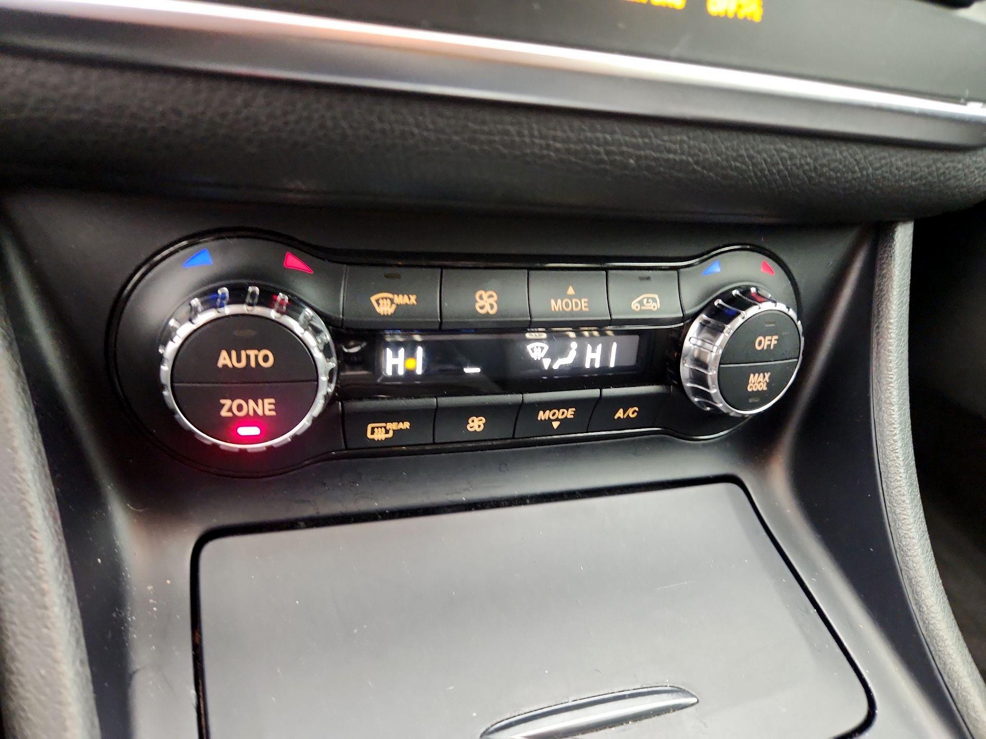 Thumbnail: 2015 Mercedes-Benz GLA - 16