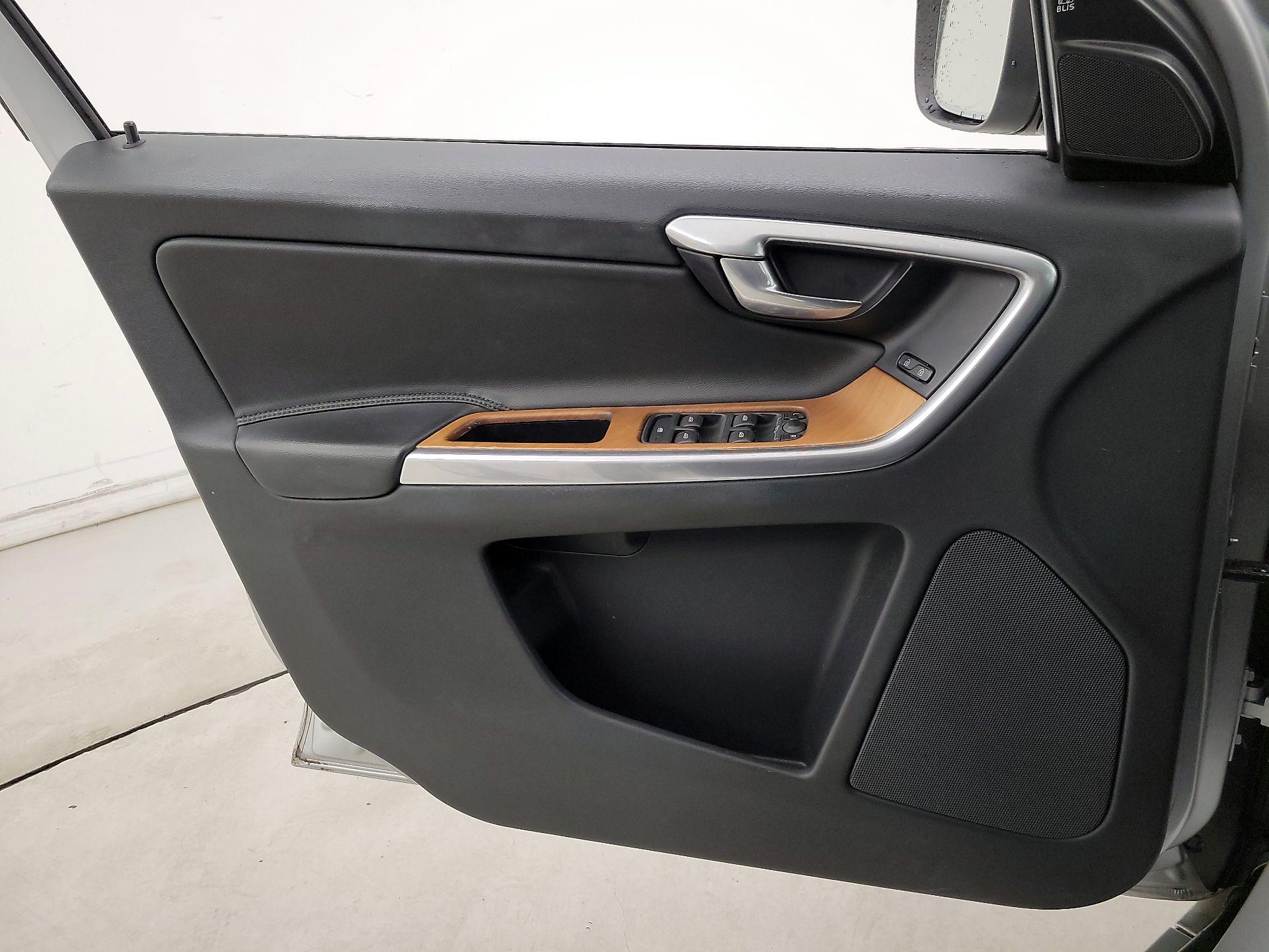 Thumbnail: 2017 Volvo XC60 - 12