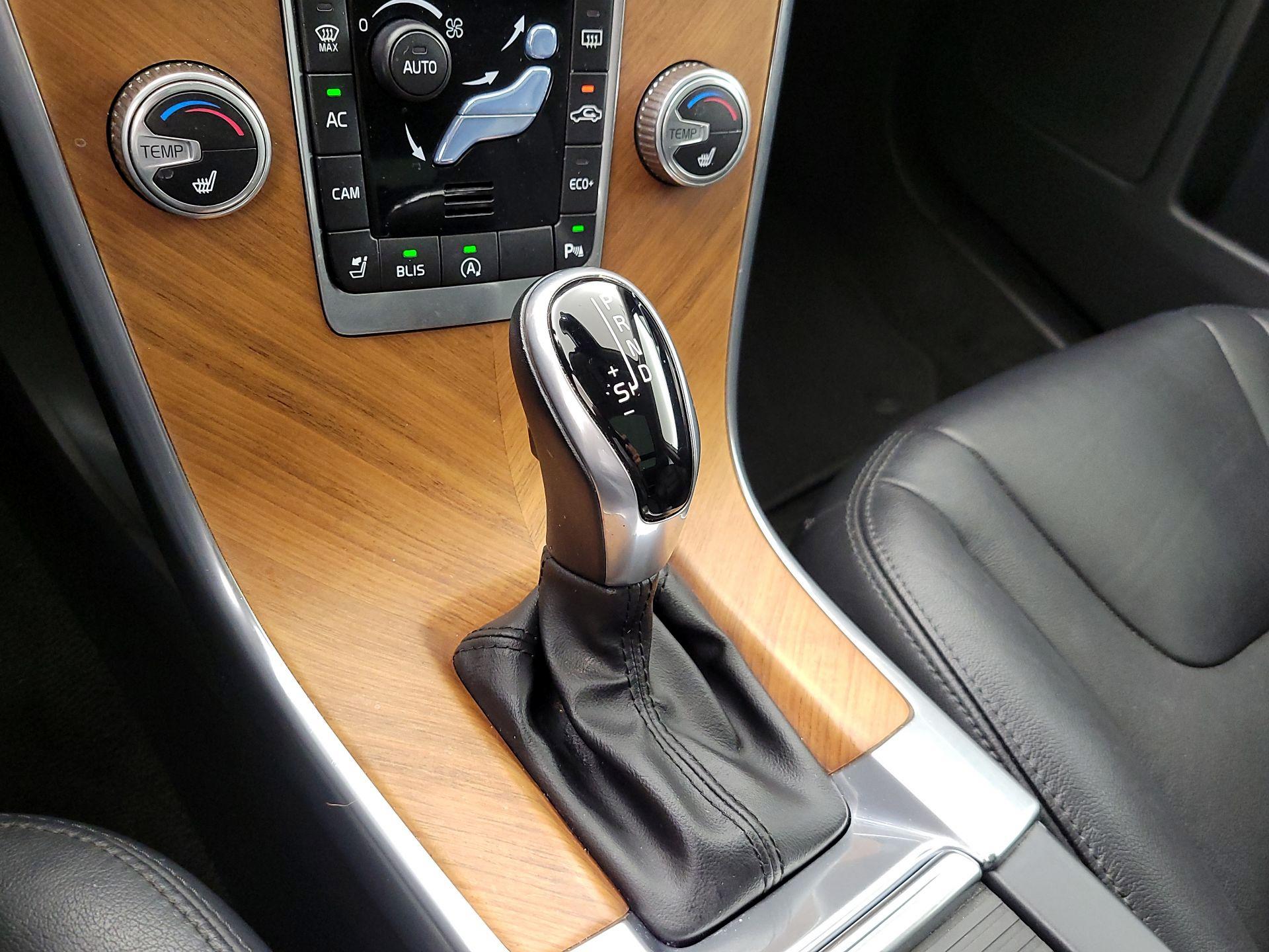 Thumbnail: 2017 Volvo XC60 - 18