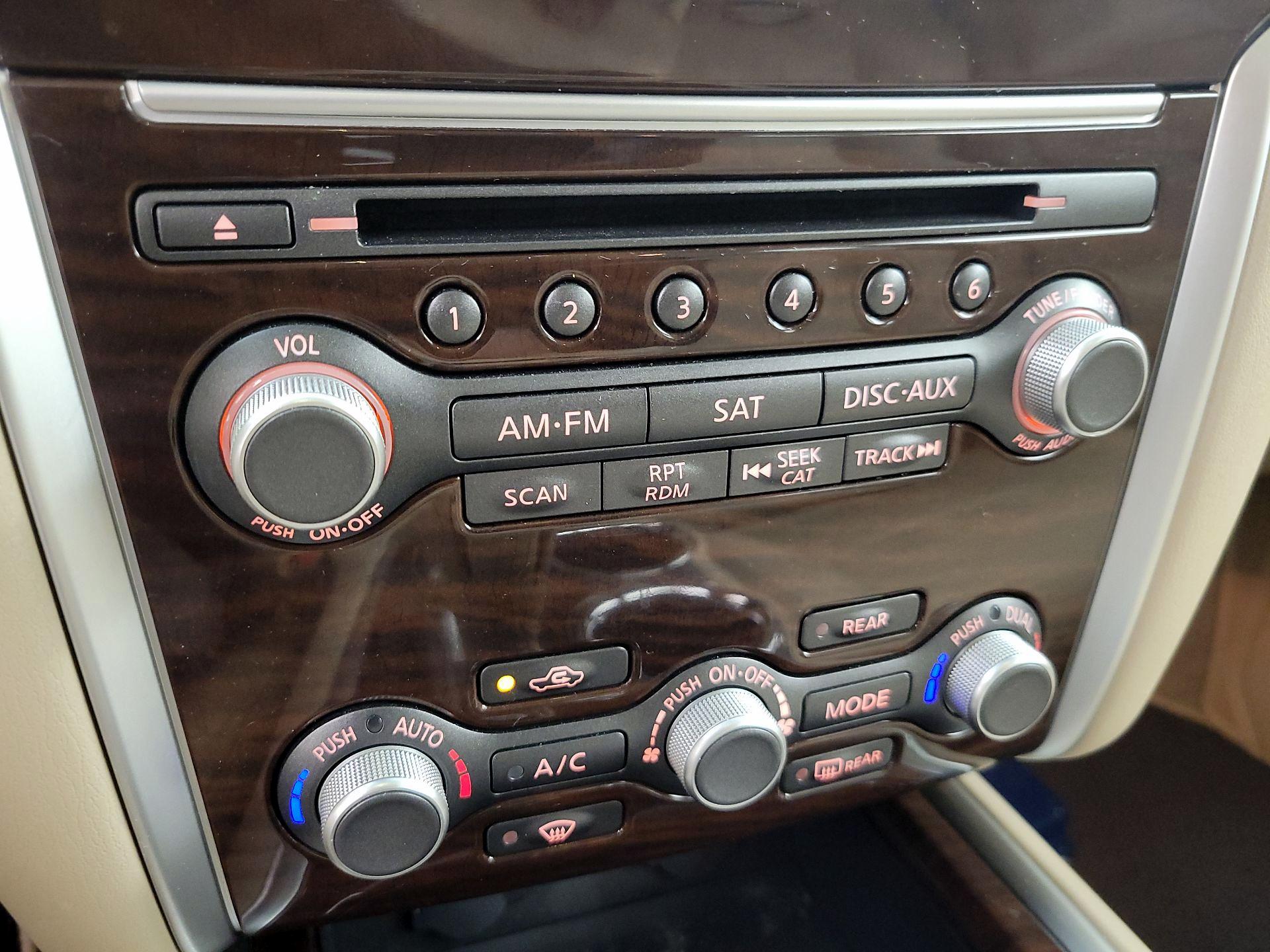 Thumbnail: 2015 Nissan Pathfinder - 17