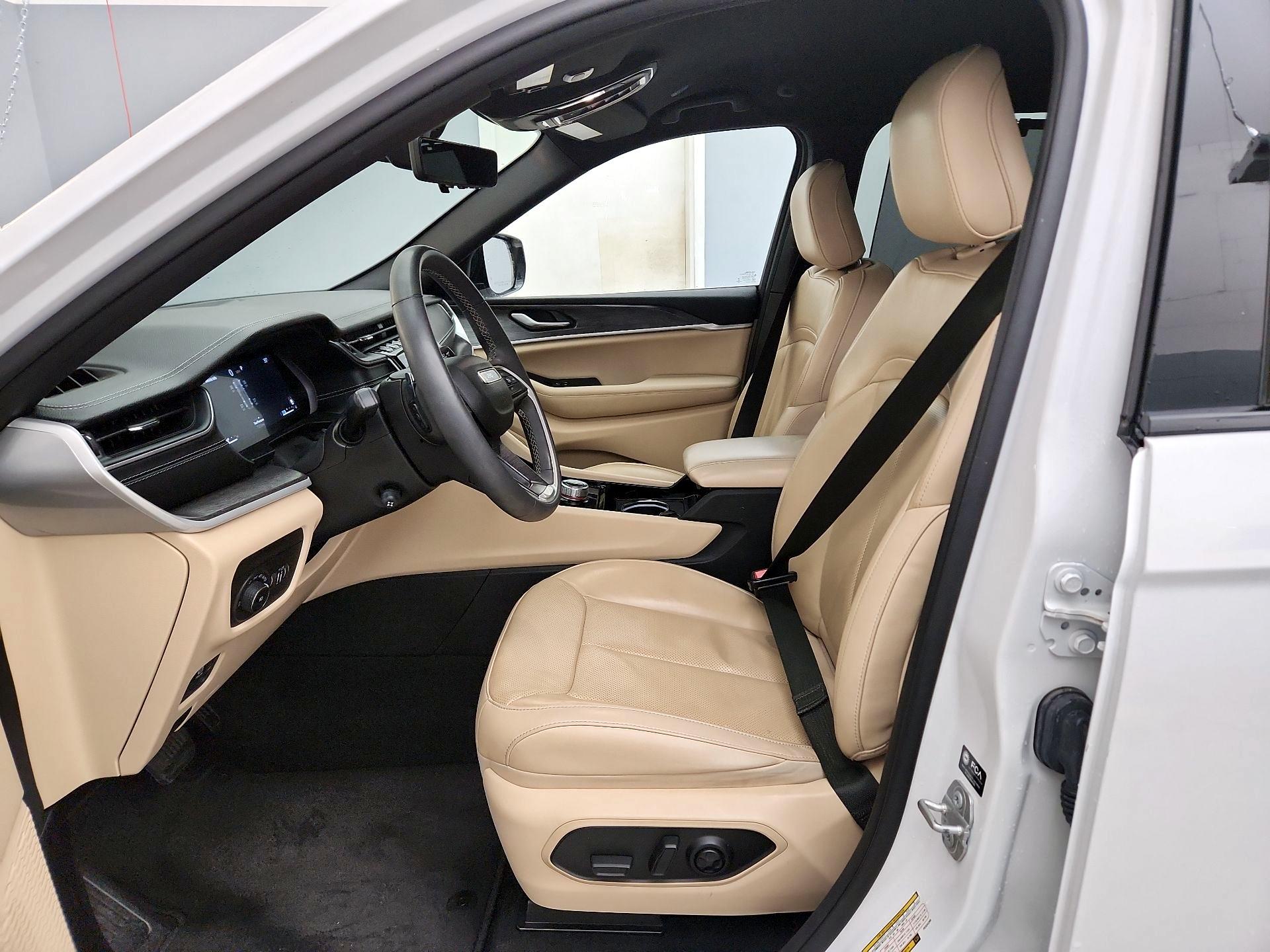 Thumbnail: 2023 Jeep Grand Cherokee - 11