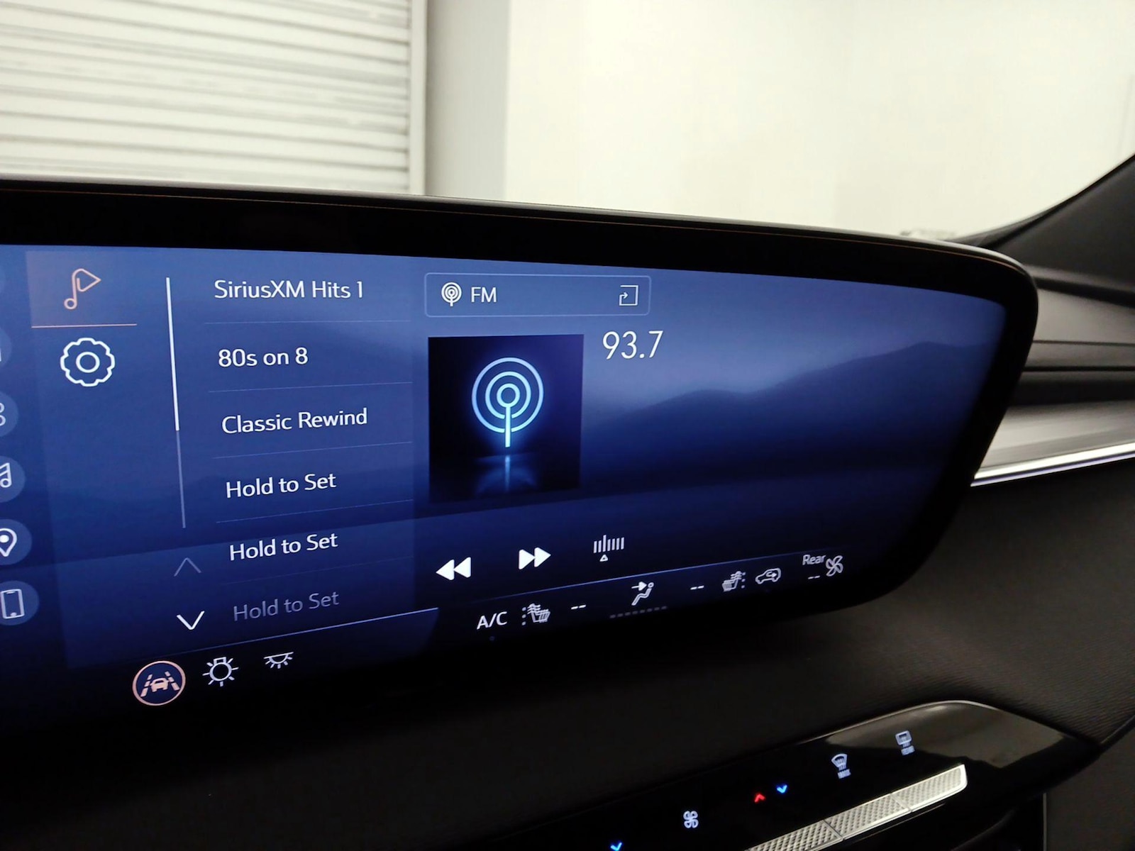 2025 Buick Enclave Preferred - Photo 17