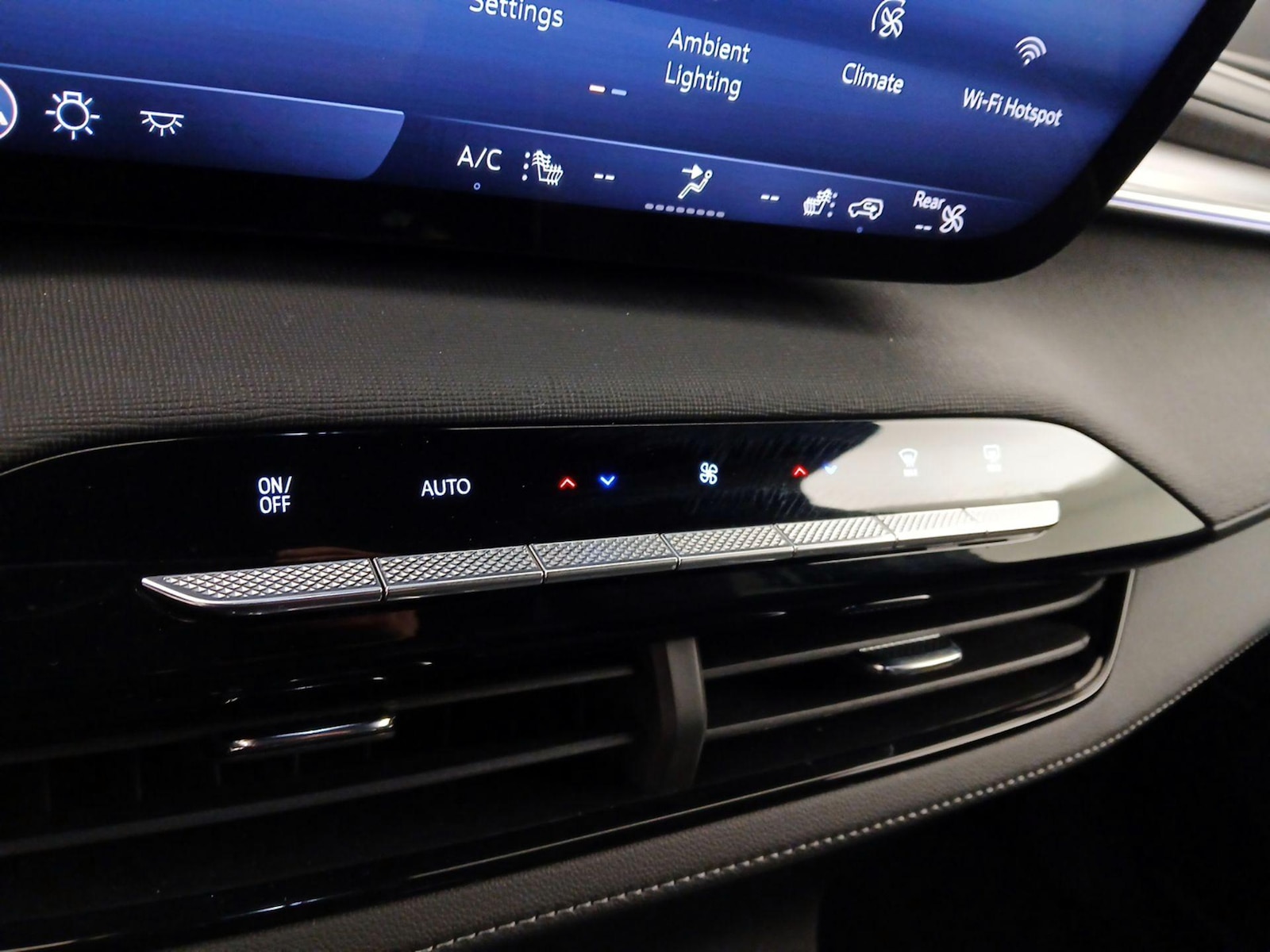 2025 Buick Enclave Preferred - Photo 18