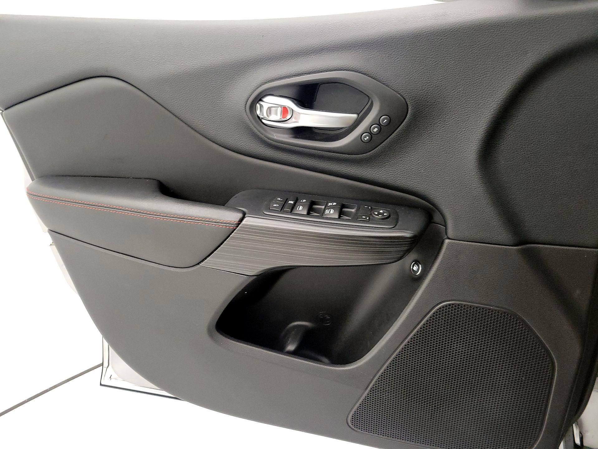 Thumbnail: 2015 Jeep Cherokee - 12