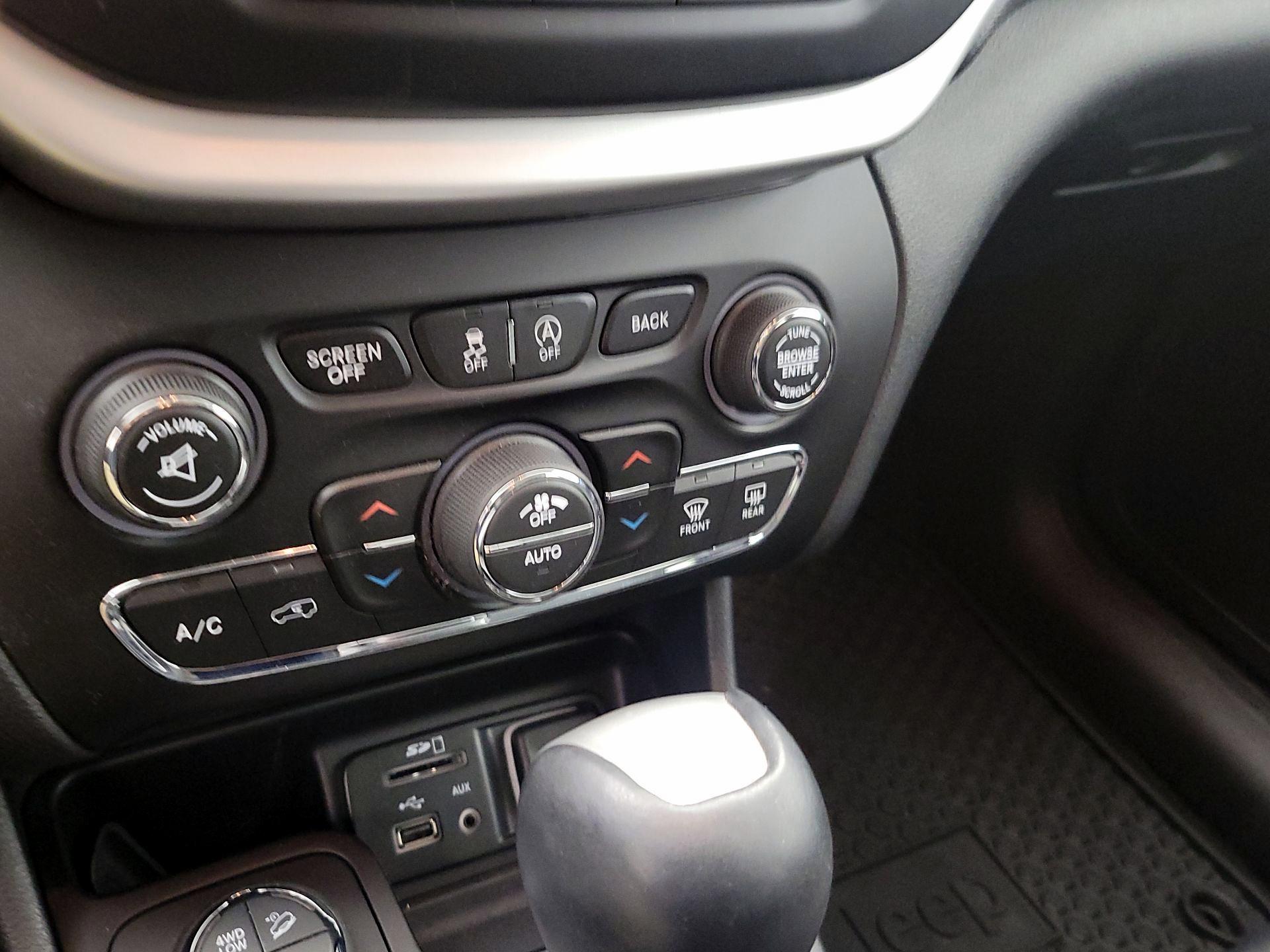 Thumbnail: 2015 Jeep Cherokee - 17