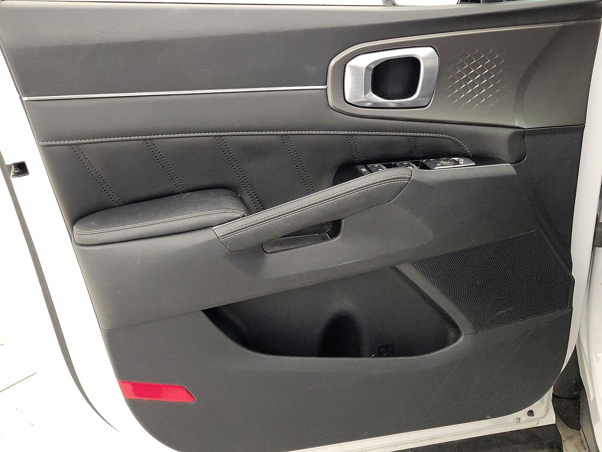 Thumbnail: 2023 Kia Sorento - 12