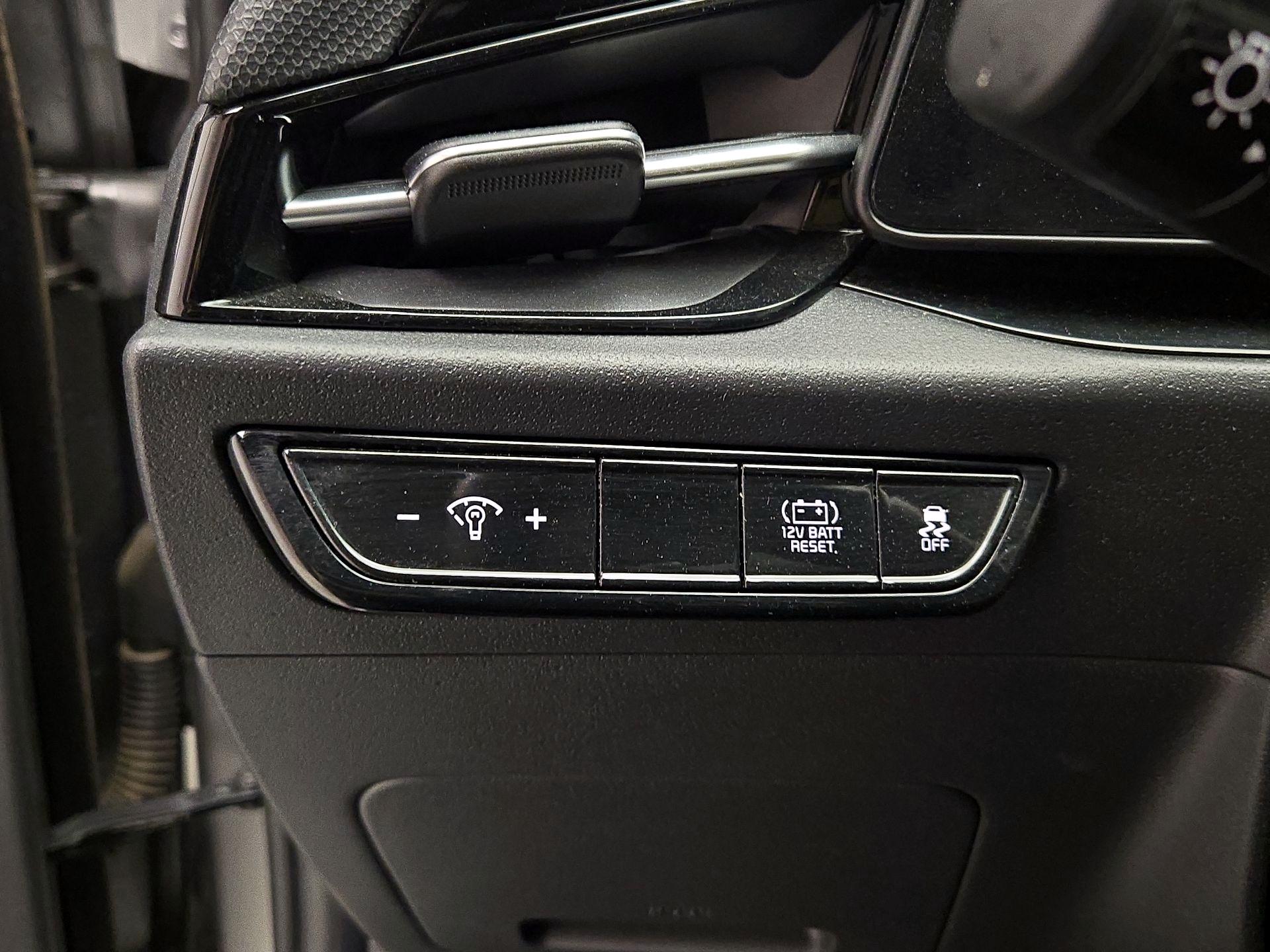 Thumbnail: 2023 Kia Niro - 13