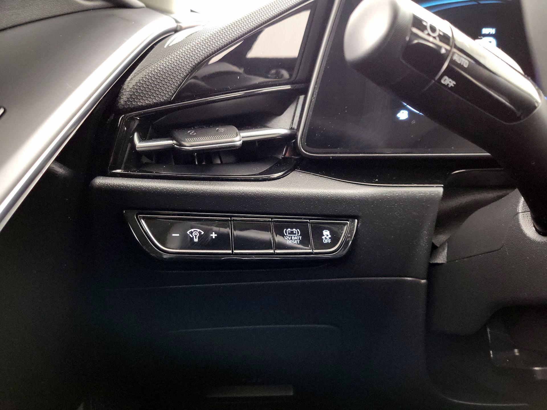 Thumbnail: 2023 Kia Niro - 13