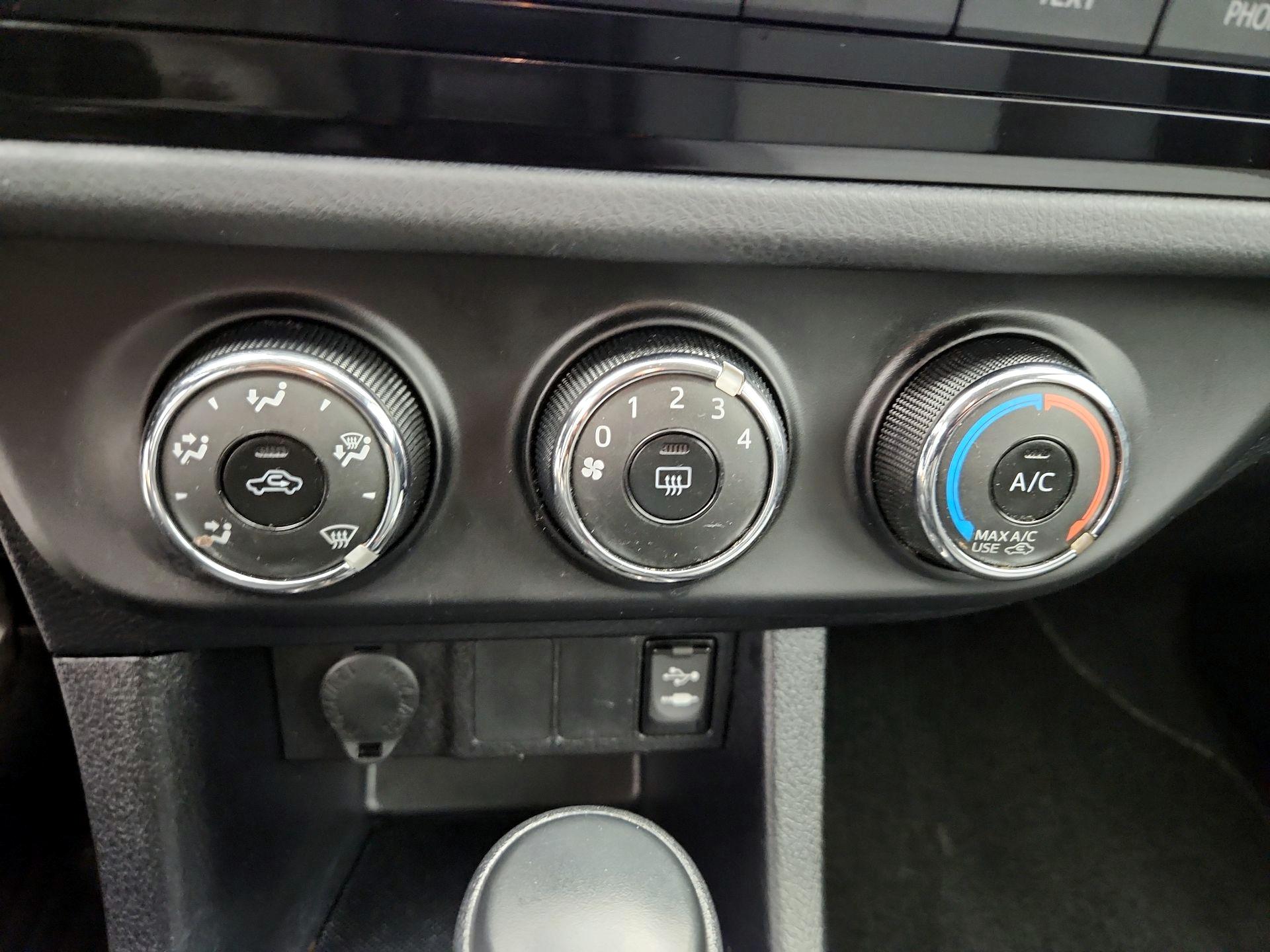 Thumbnail: 2015 Toyota Corolla - 15