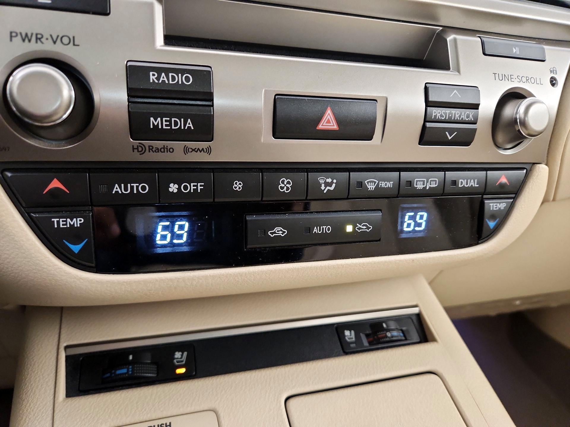 Thumbnail: 2014 Lexus ES - 16