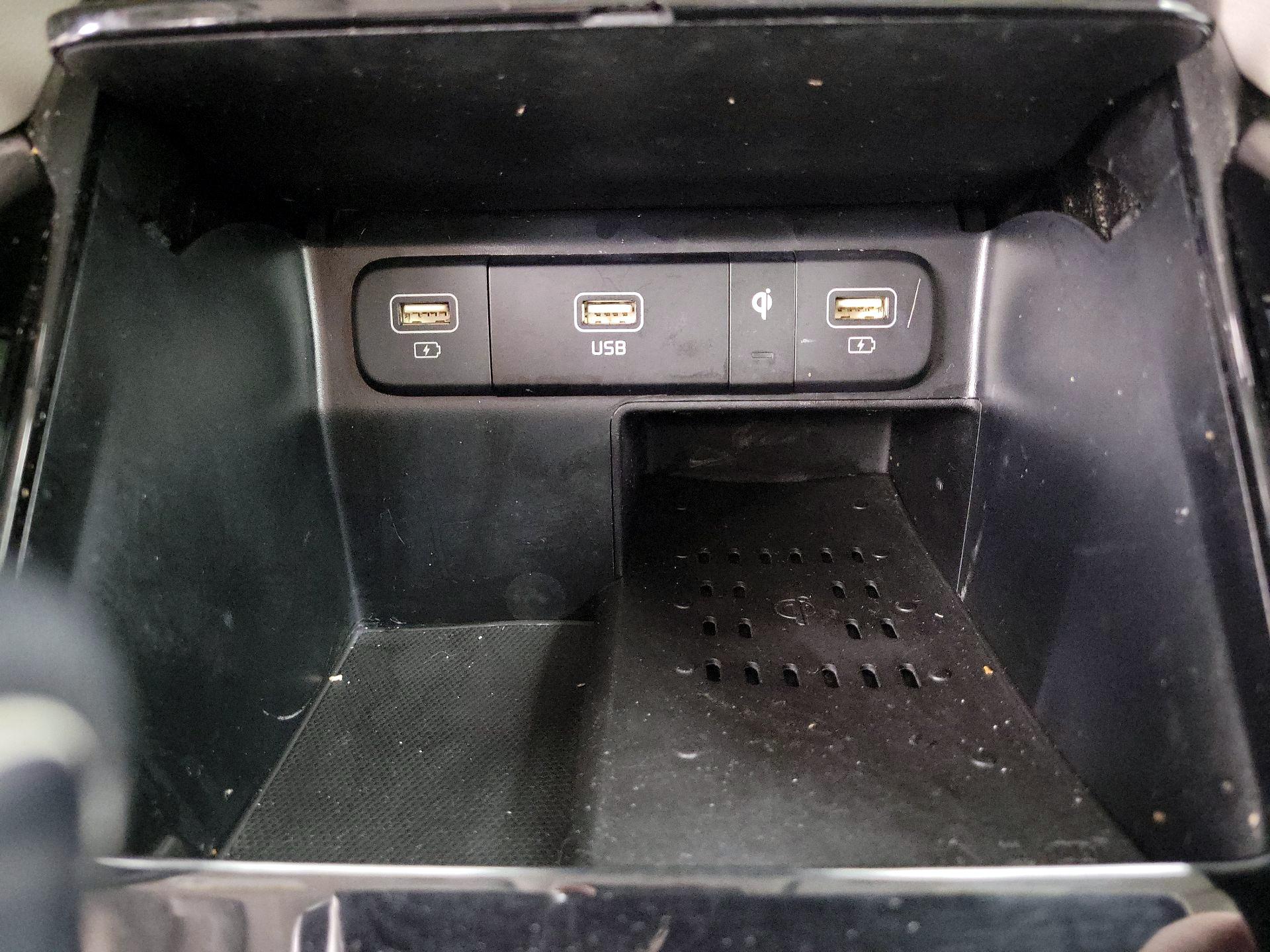 Thumbnail: 2023 Kia Sorento - 18