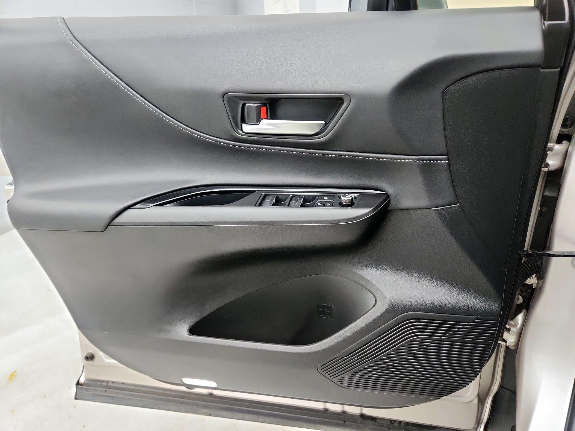 Thumbnail: 2021 Toyota Venza - 12