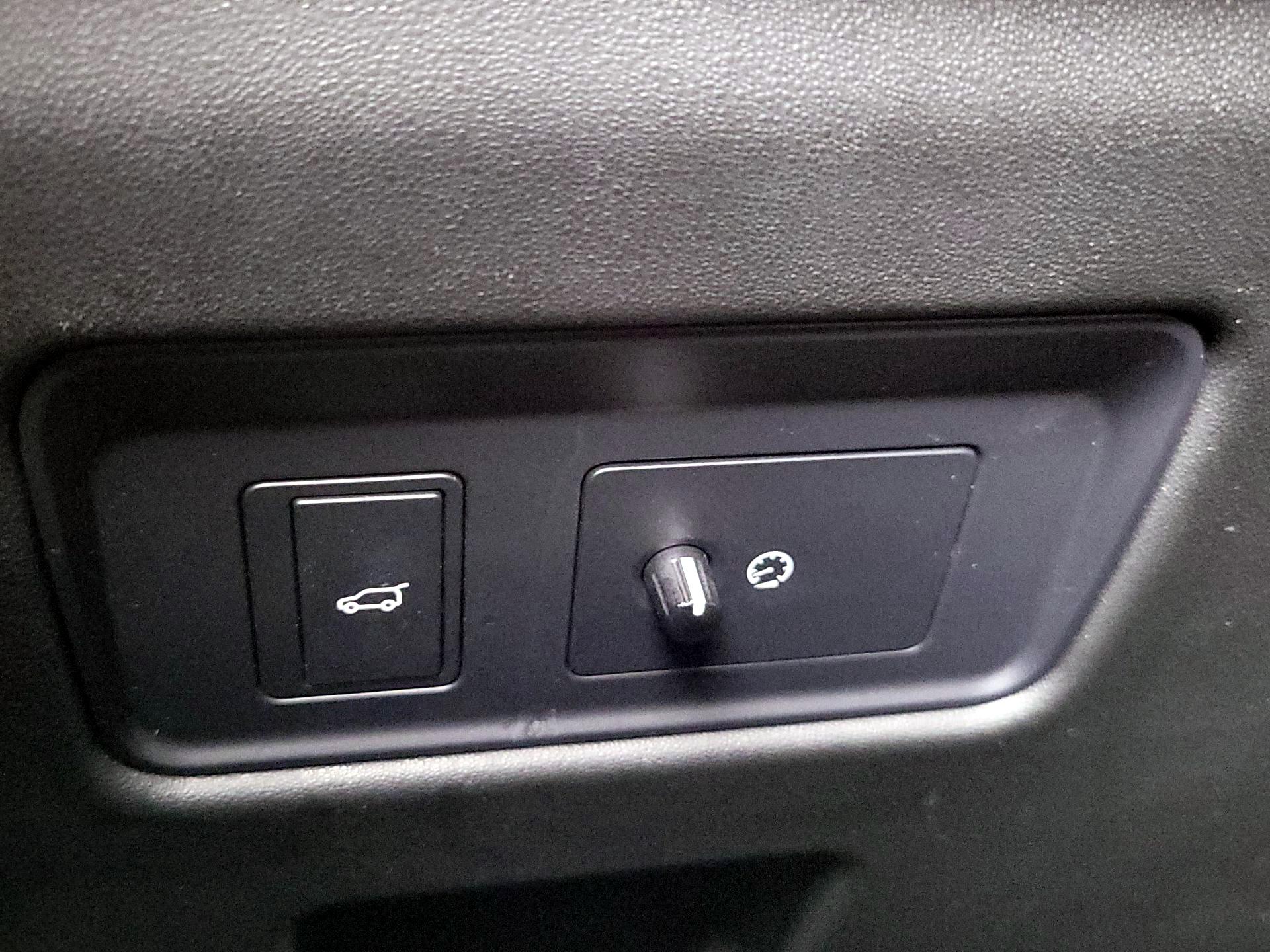 Thumbnail: 2019 Land Rover Discovery - 13