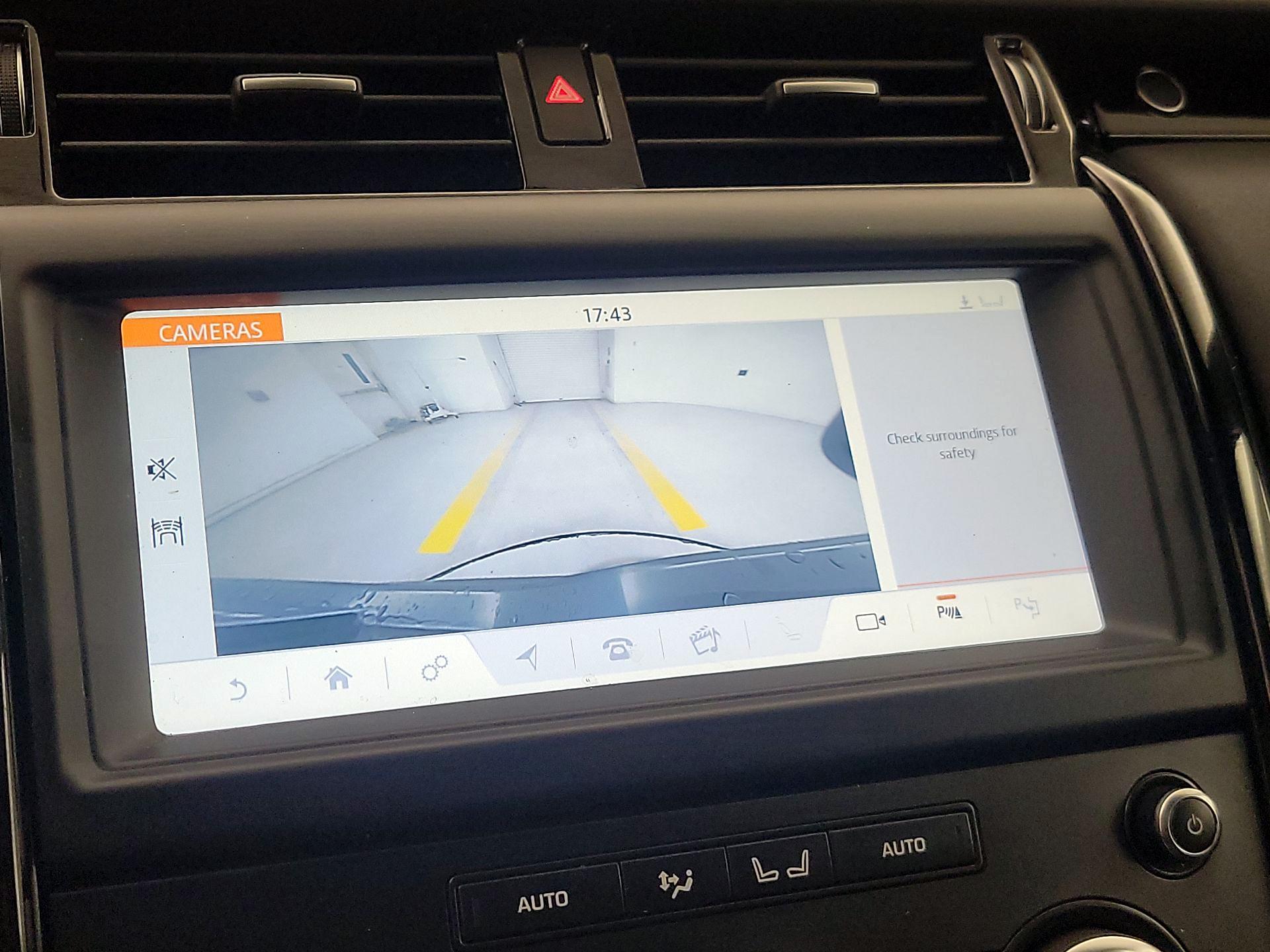 Thumbnail: 2019 Land Rover Discovery - 15