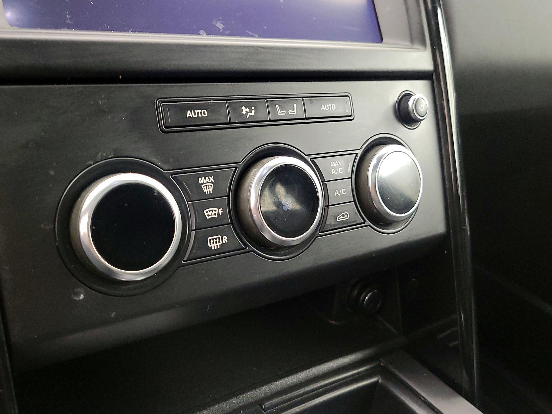 Thumbnail: 2019 Land Rover Discovery - 17