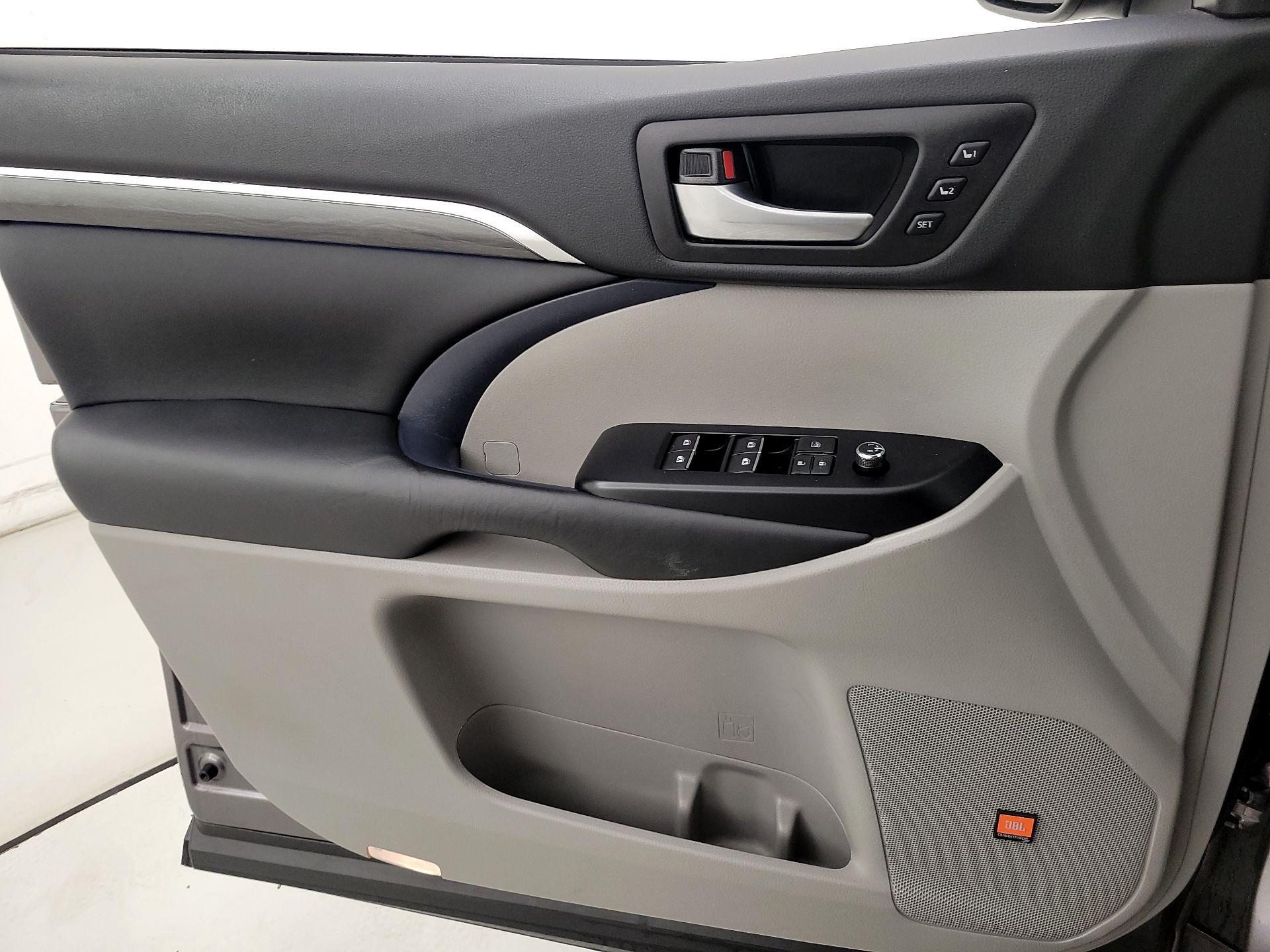 Thumbnail: 2018 Toyota Highlander - 12