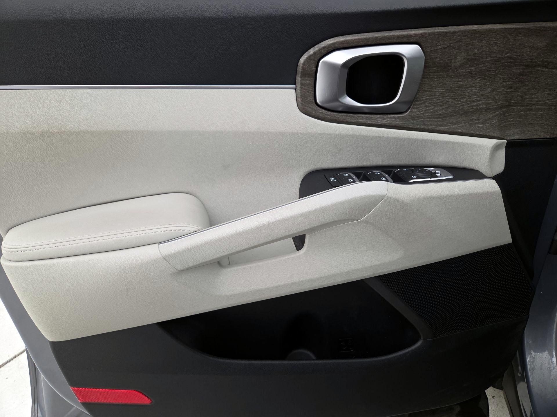 Thumbnail: 2023 Kia Sorento - 12