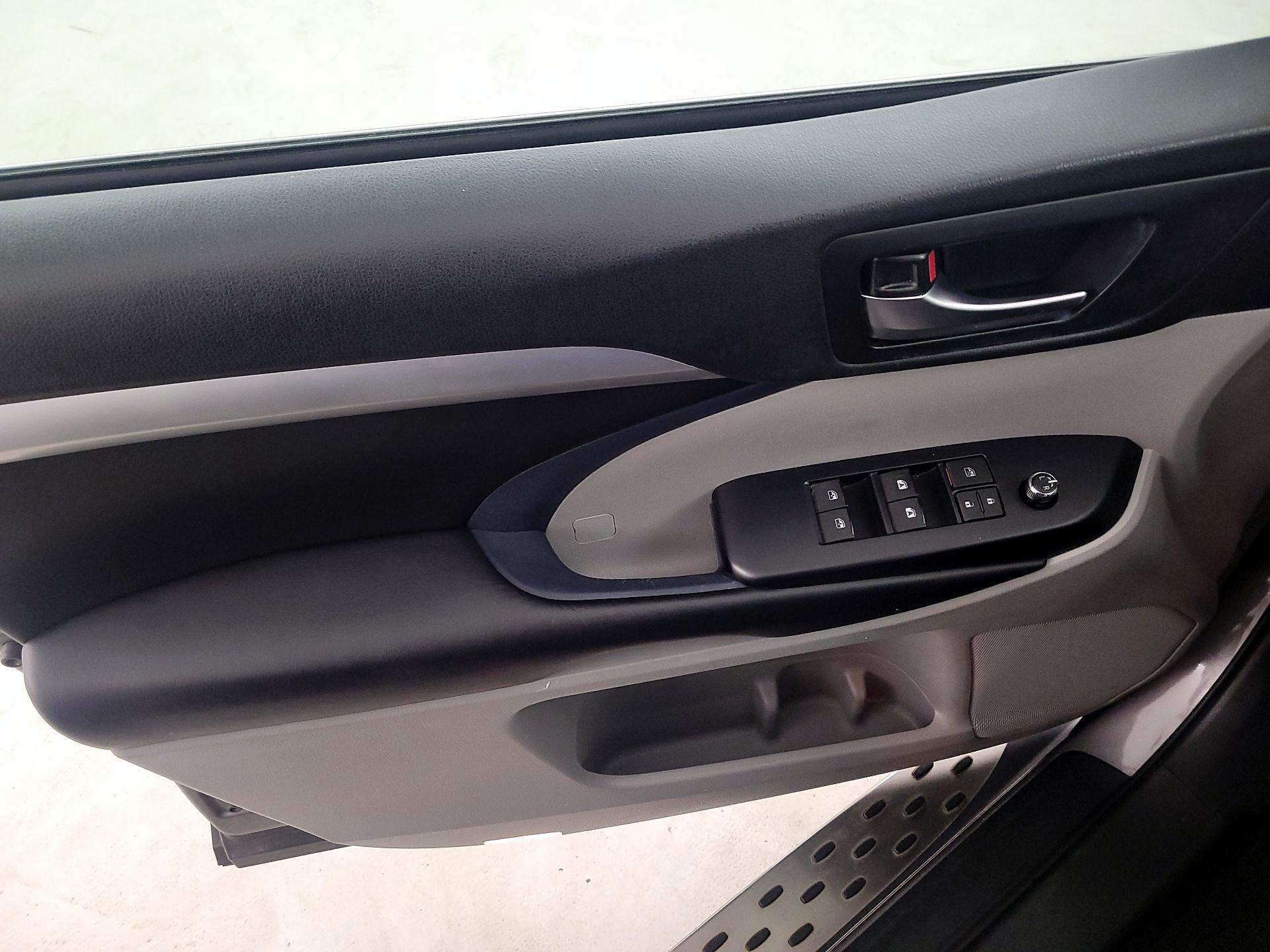 Thumbnail: 2019 Toyota Highlander - 12