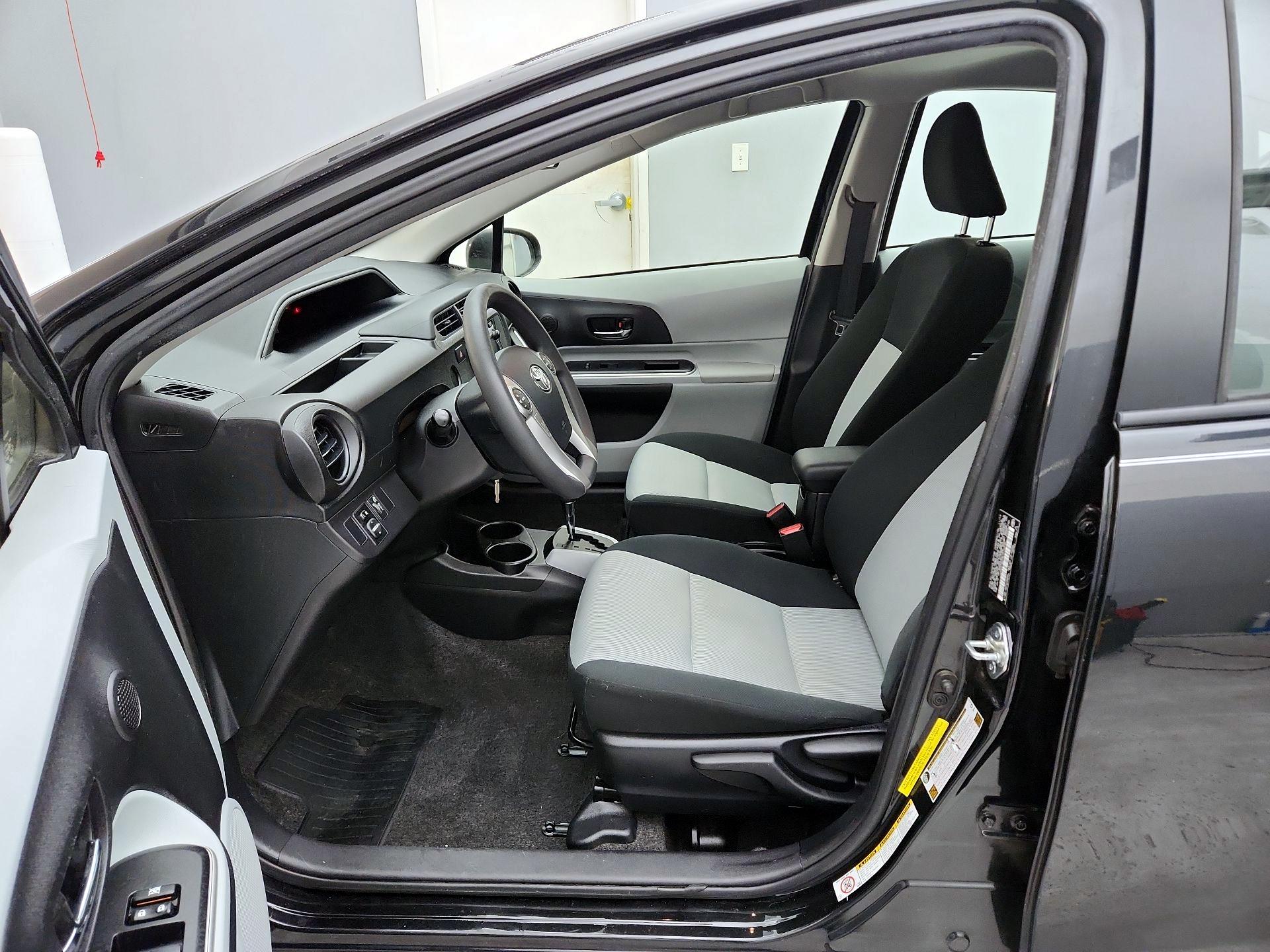 Thumbnail: 2014 Toyota Prius c - 11