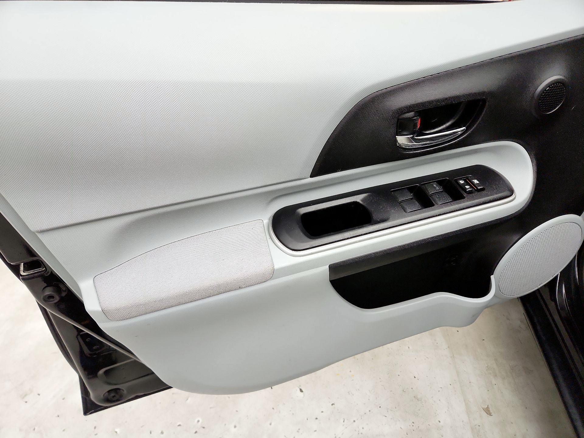 Thumbnail: 2014 Toyota Prius c - 12