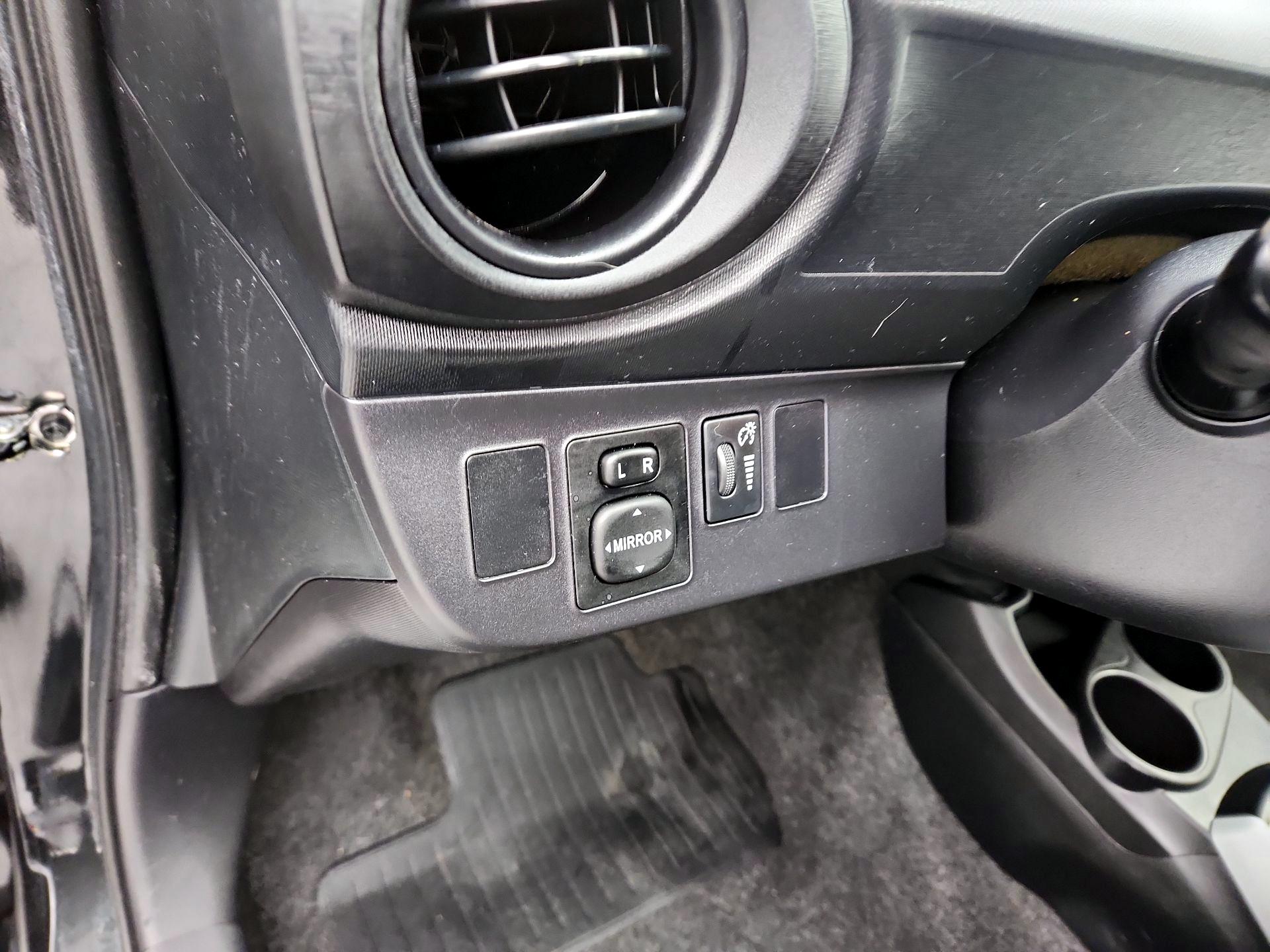 Thumbnail: 2014 Toyota Prius c - 13