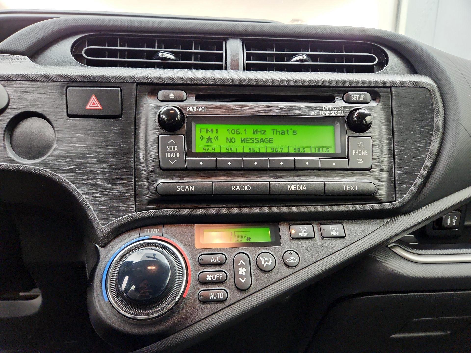 Thumbnail: 2014 Toyota Prius c - 14