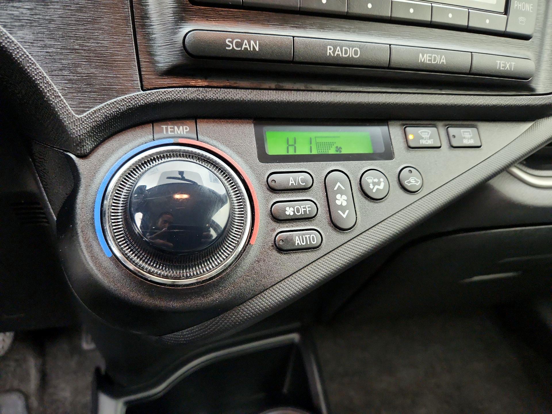 Thumbnail: 2014 Toyota Prius c - 15