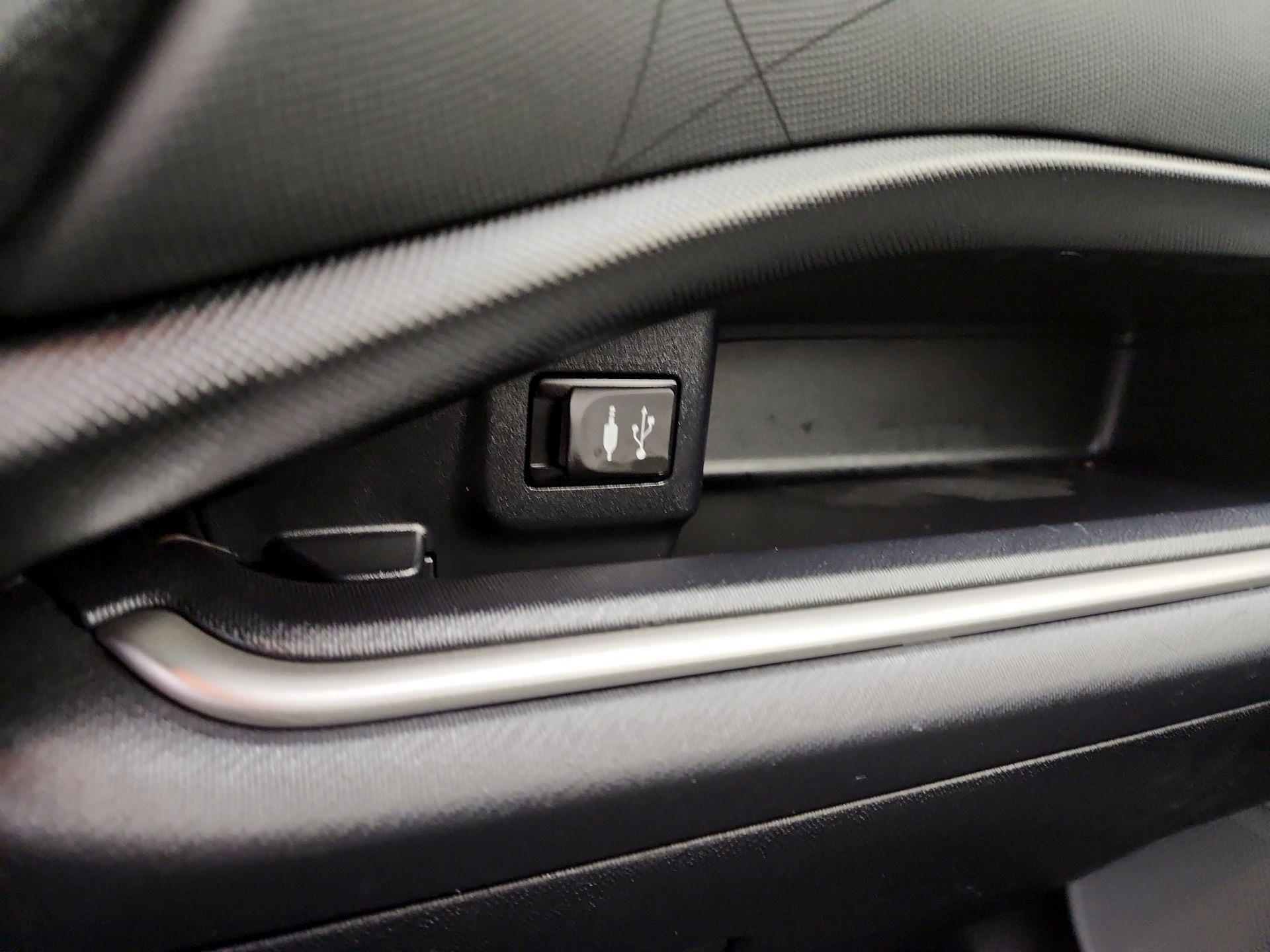 Thumbnail: 2014 Toyota Prius c - 17